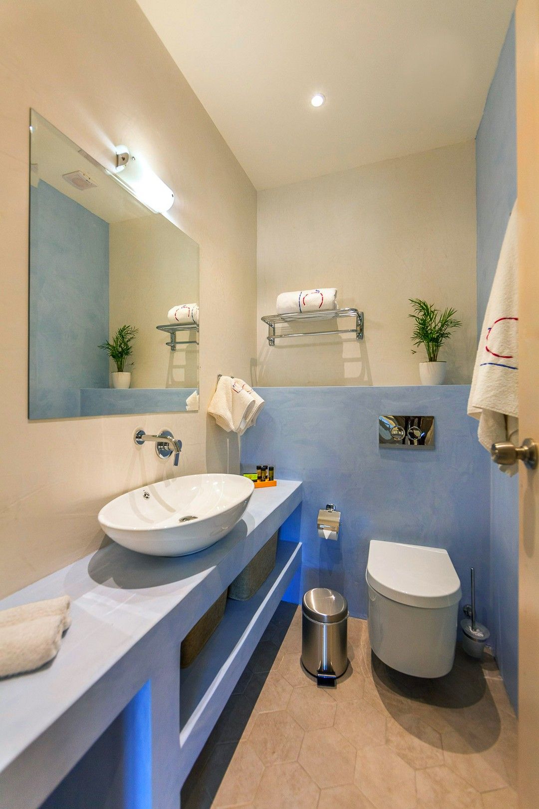Grand Suite with Private Garden and Outdoor Hot Tub “Panselinos”