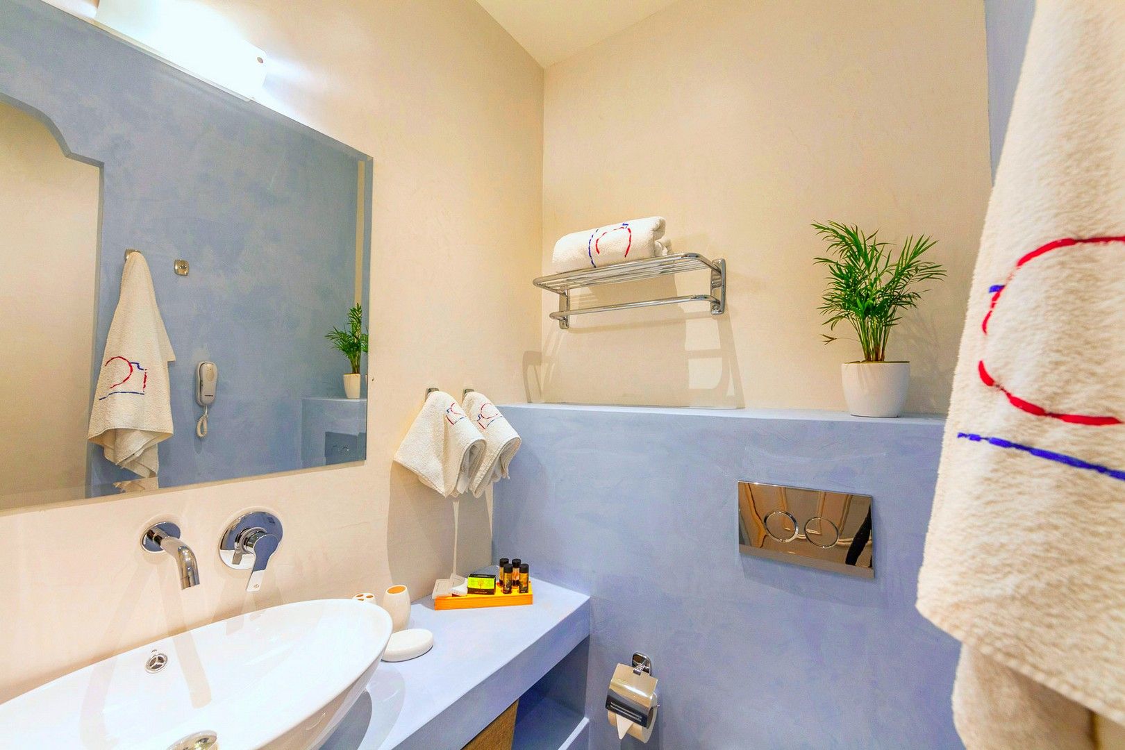 Grand Suite with Private Garden and Outdoor Hot Tub “Panselinos”