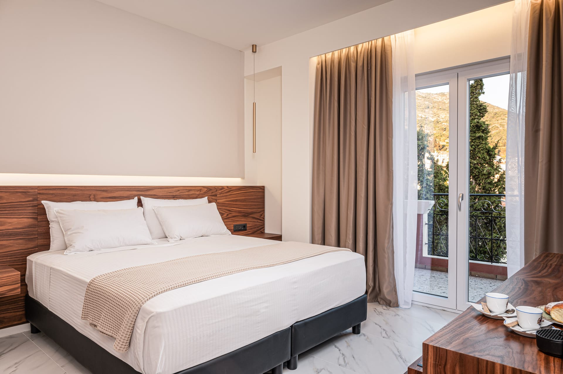 Deluxe Double or Twin Room with Side Sea View 23m²