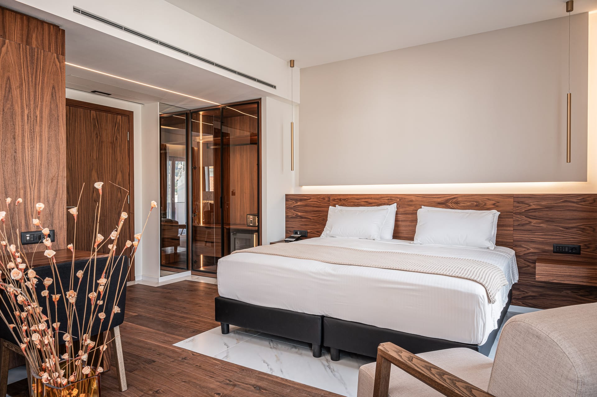 One Bedroom Junior Suite with Side Sea View 34 m²