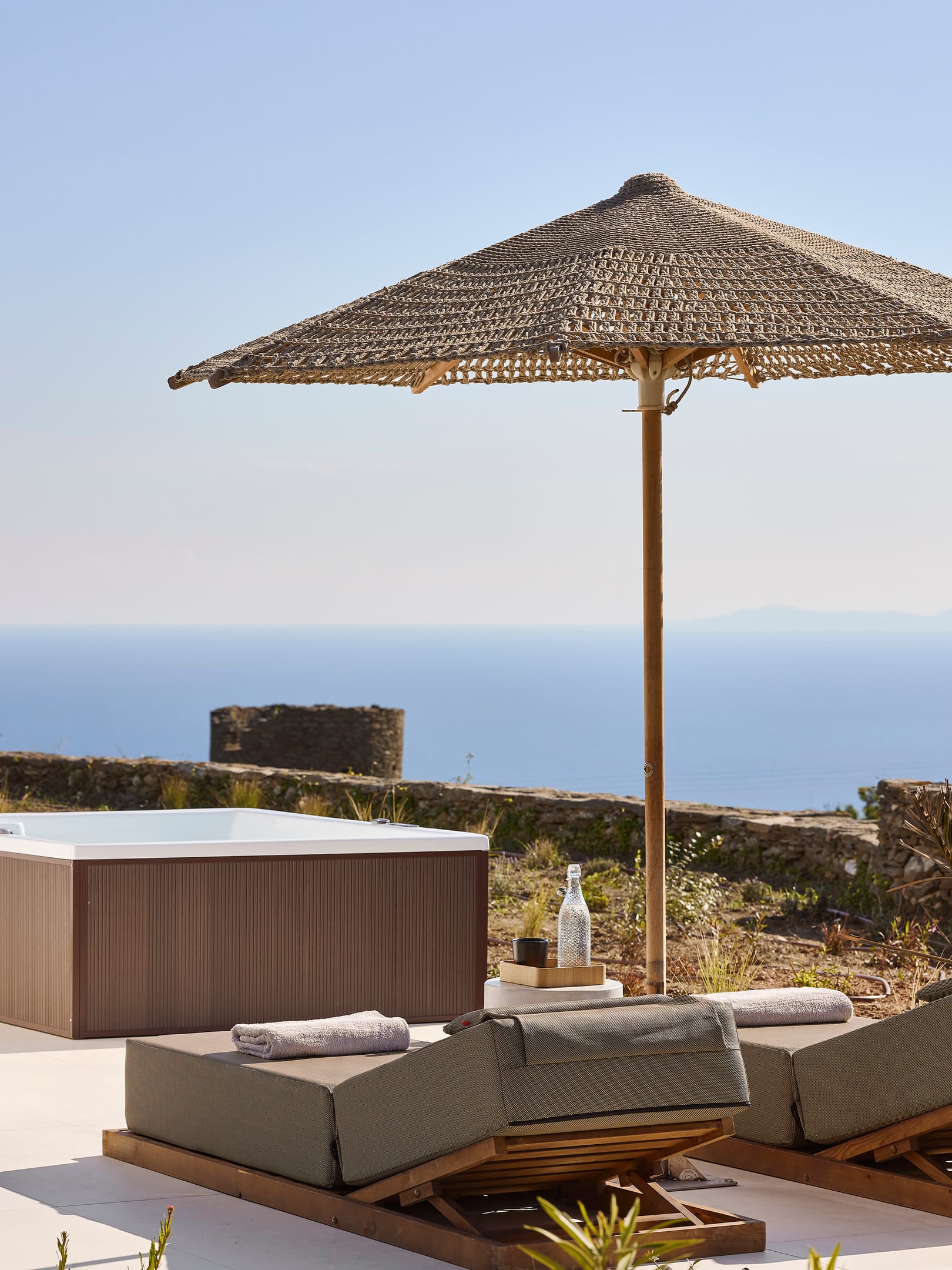 Superior Suite with Hot-tub &amp; terrace with Side Sea View (70m from main building)