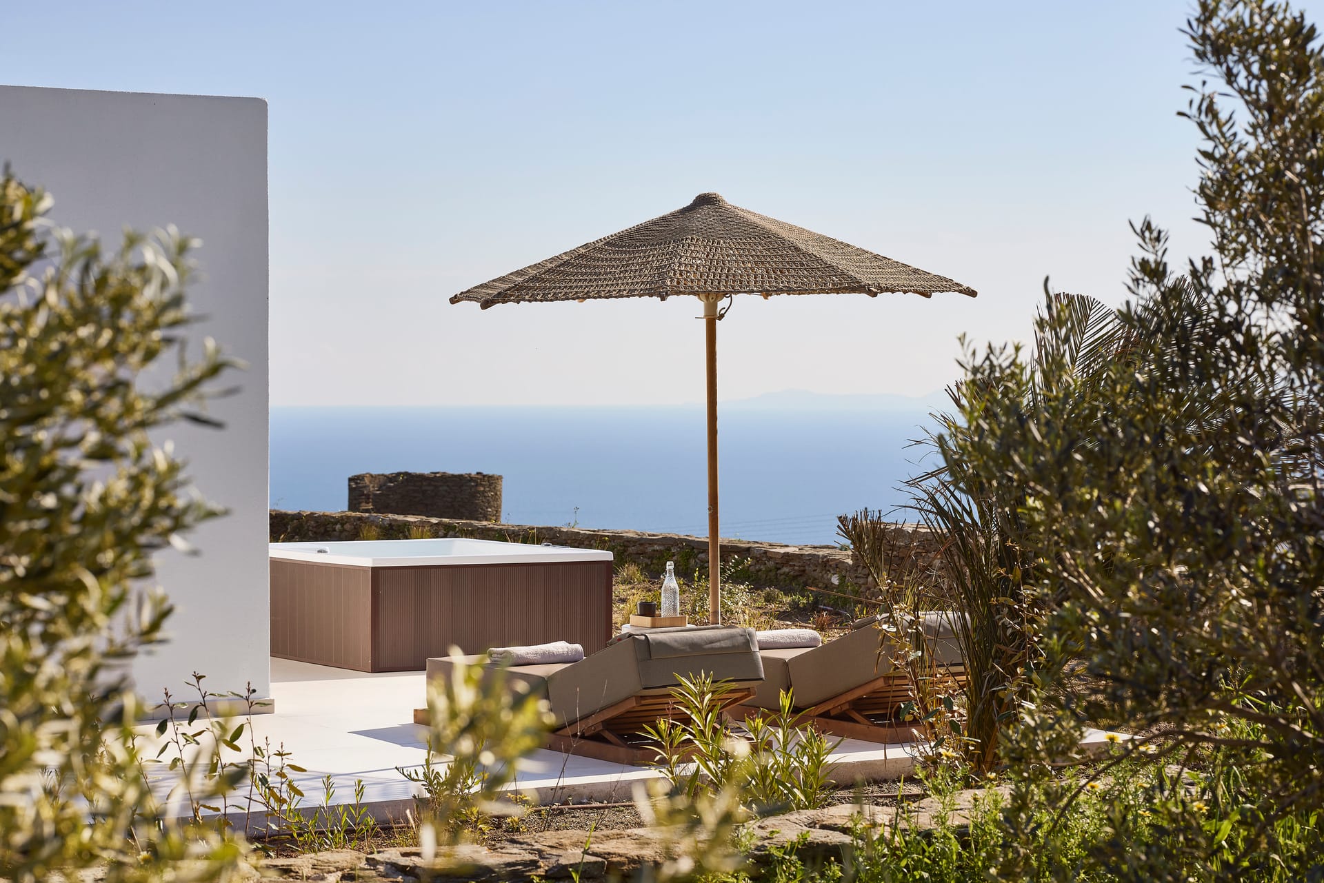 Superior Suite with Hot-tub &amp; terrace with Side Sea View (70m from main building)