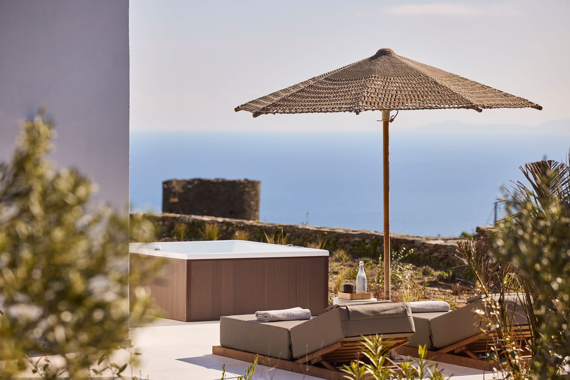 Superior Suite with Hot-tub &amp; terrace with Side Sea View (70m from main building)