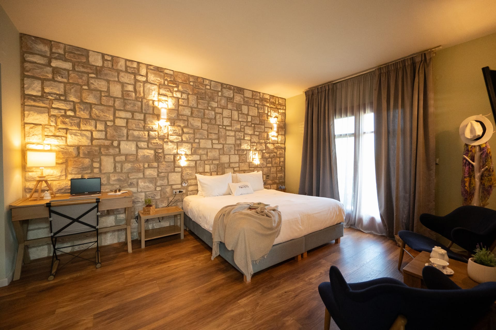 Deluxe King Double with Mountain View