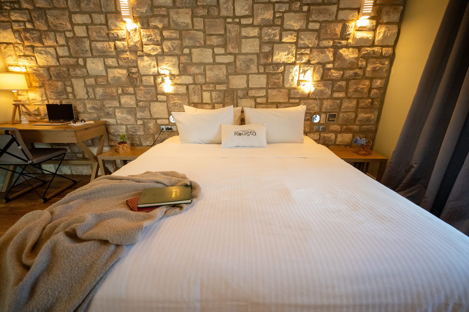 Deluxe King Double with Mountain View