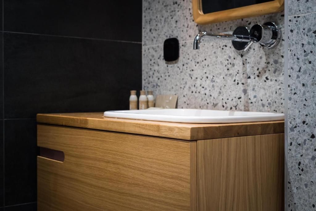 Suite with Bathtub