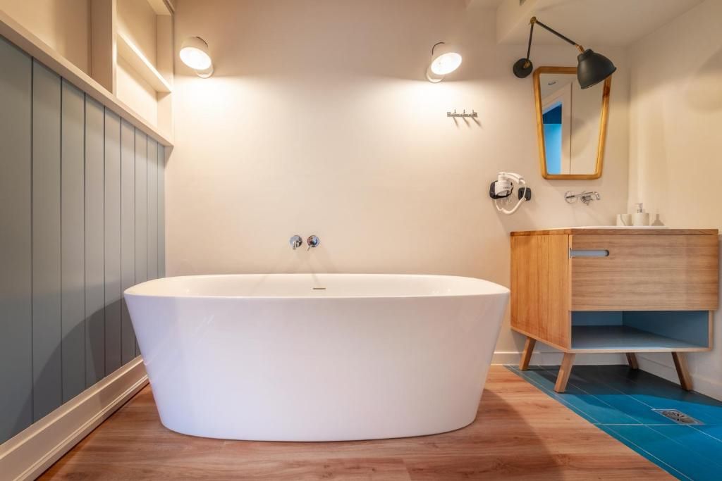 Suite with Bathtub
