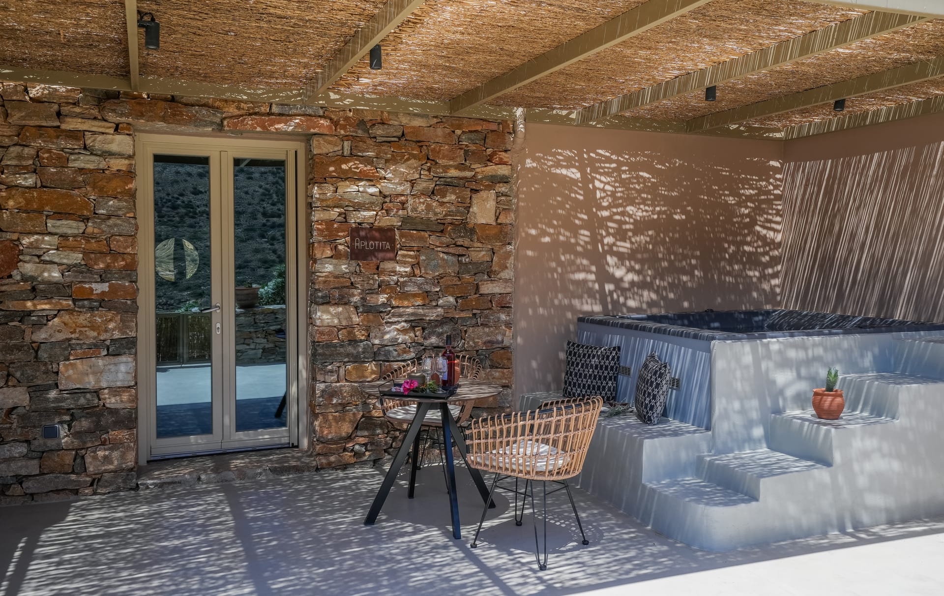 Deluxe Double Cave Room with Side Sea View &amp; Hot-tub