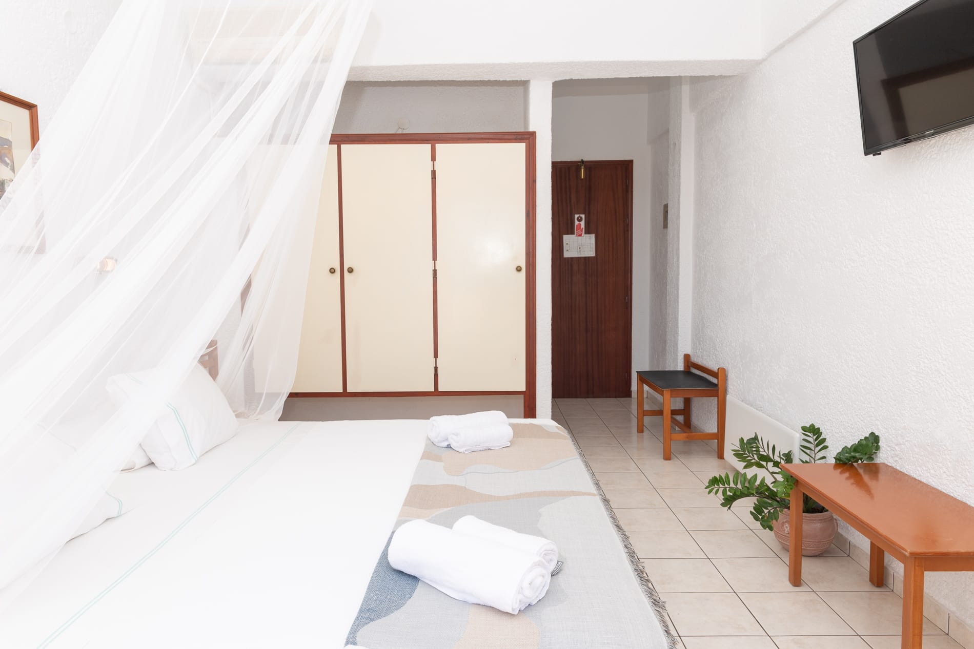 Twin/Double Room with Side Sea View or Mountain View 20m2