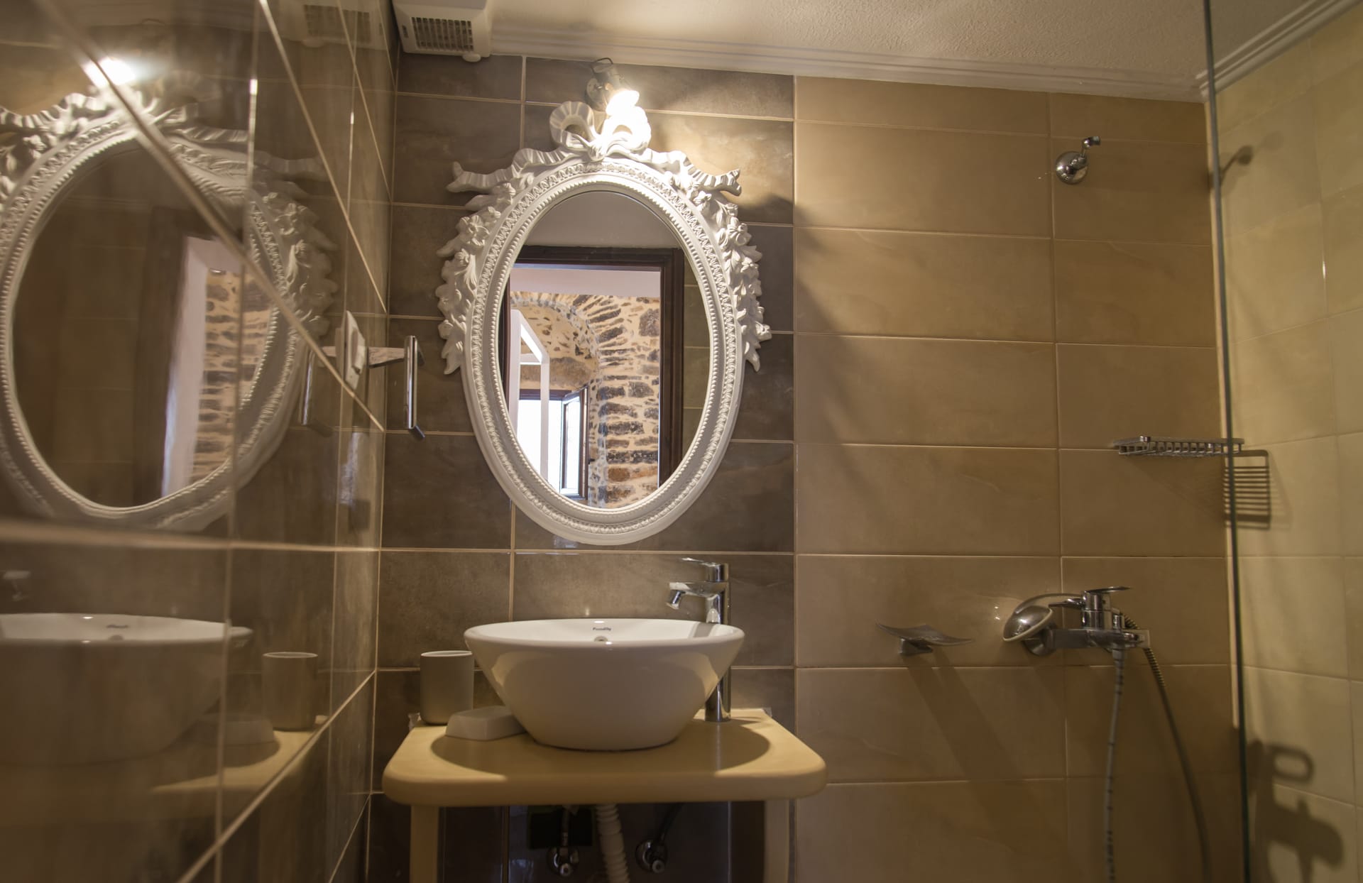 Megalo Kri Kri - Superior Studio