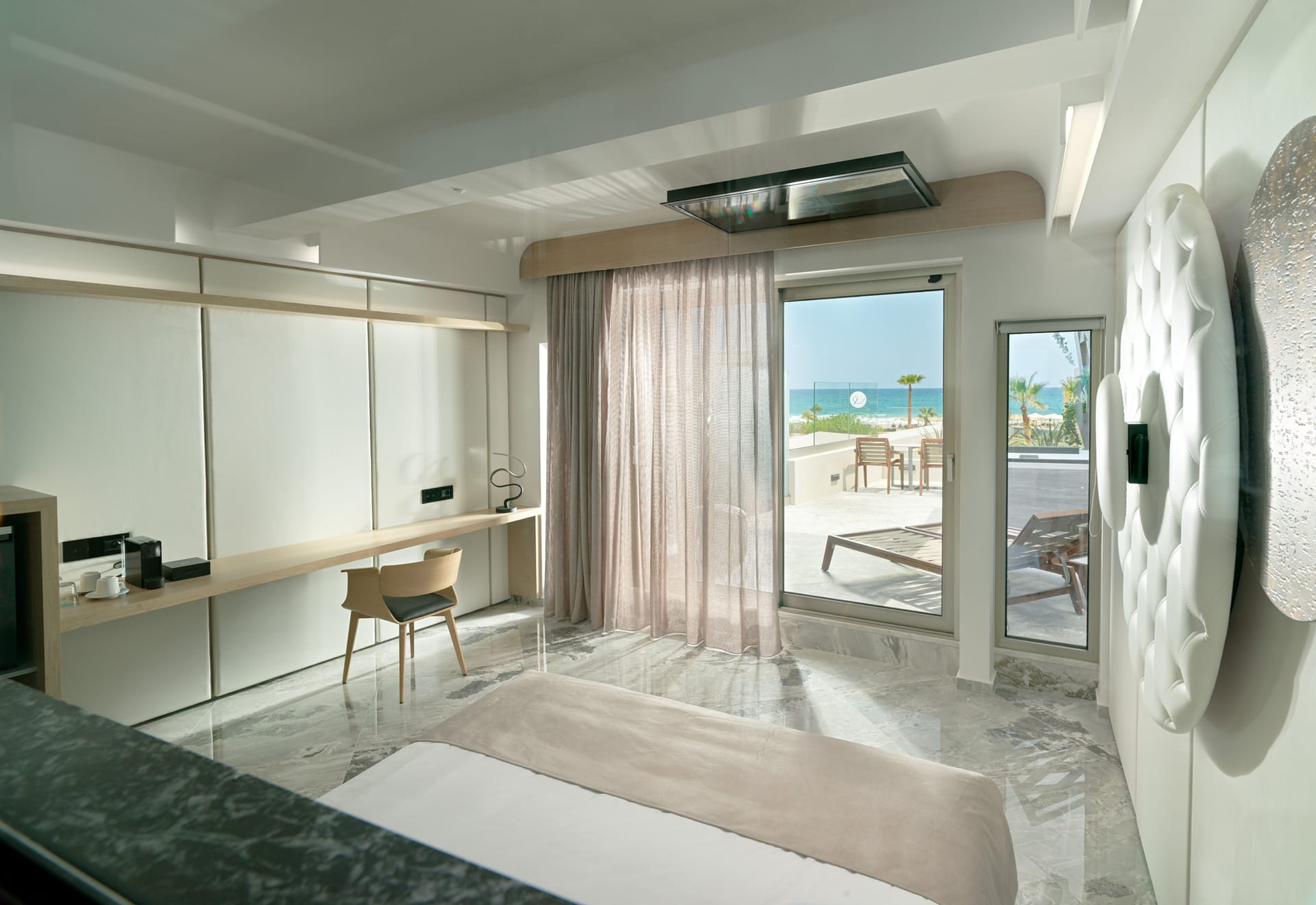 Executive Suite with Hot Tub &amp; Sea View