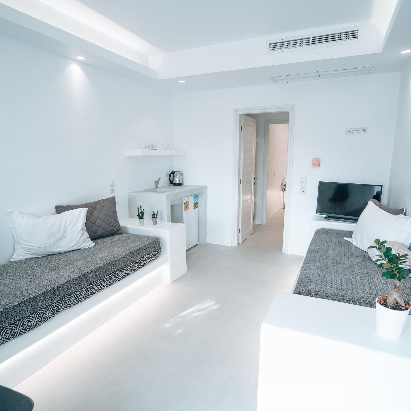 Family Room with Sea View (Pool Level)