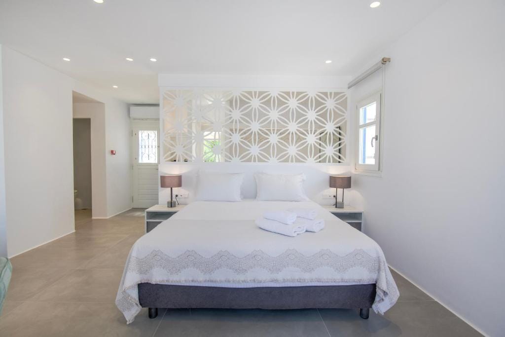 Deluxe Suite with Outdoor Hot Tub &amp; Panoramic Sea View