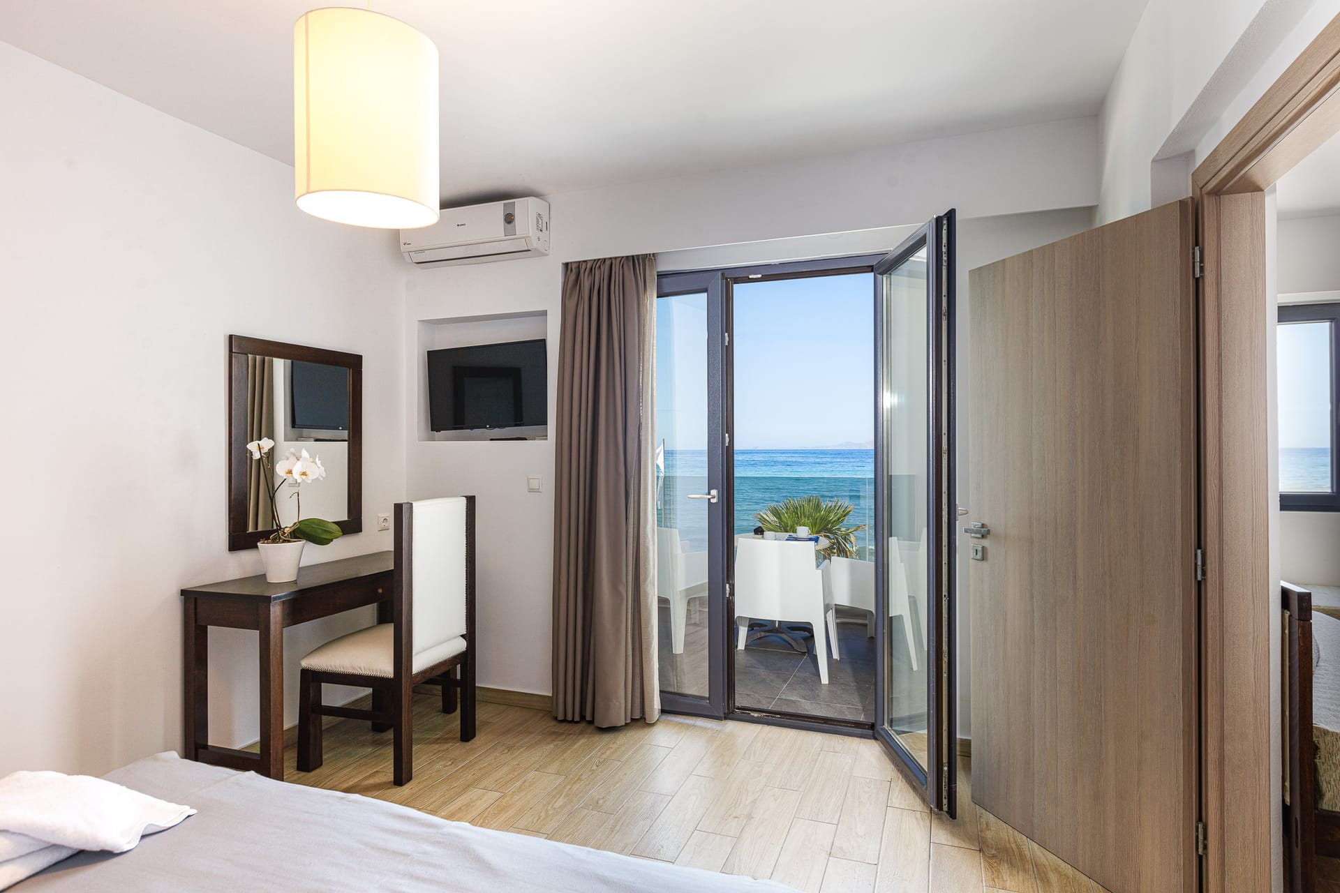 Grand One Bedroom Apartment with Sea View