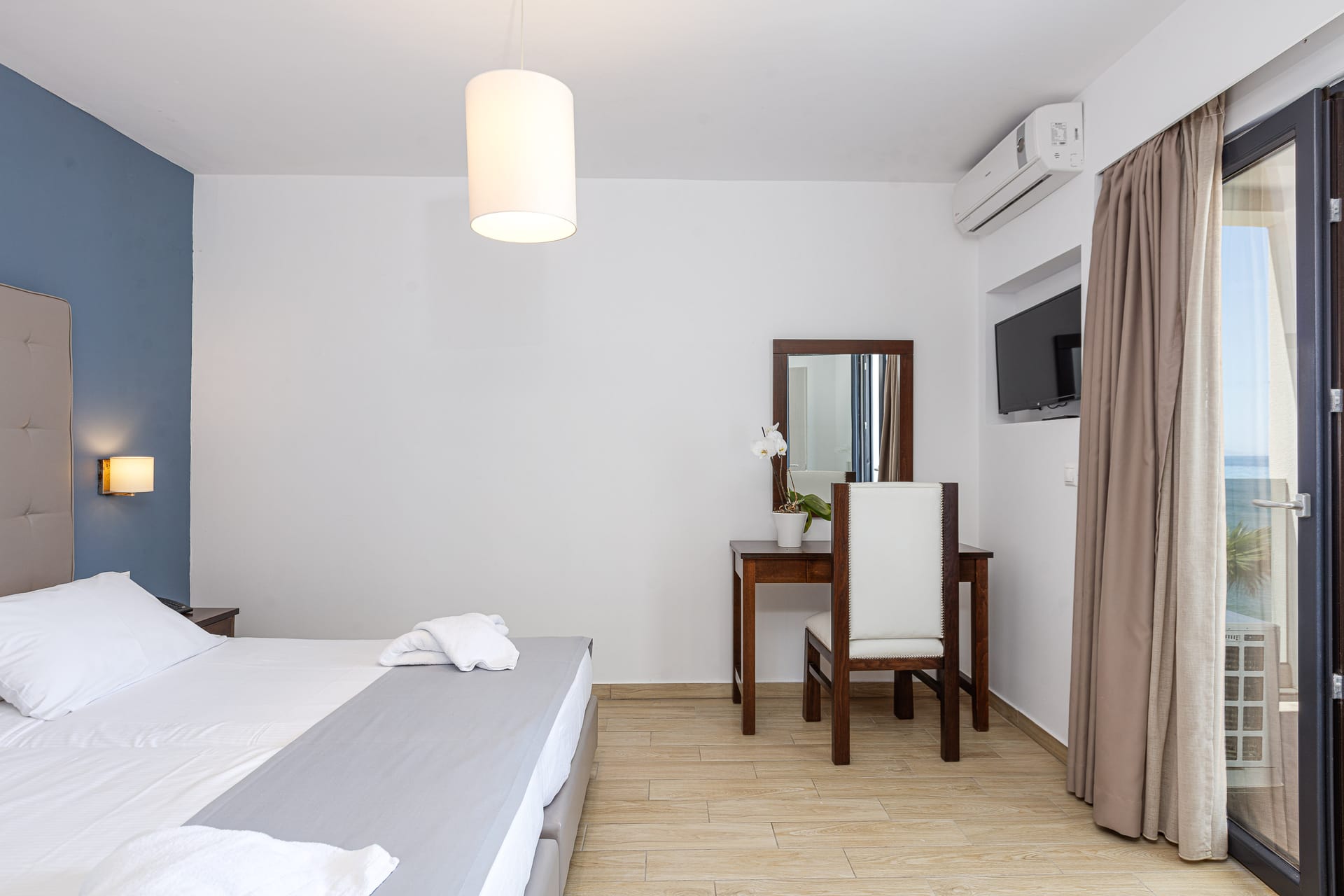 Grand One Bedroom Apartment with Sea View