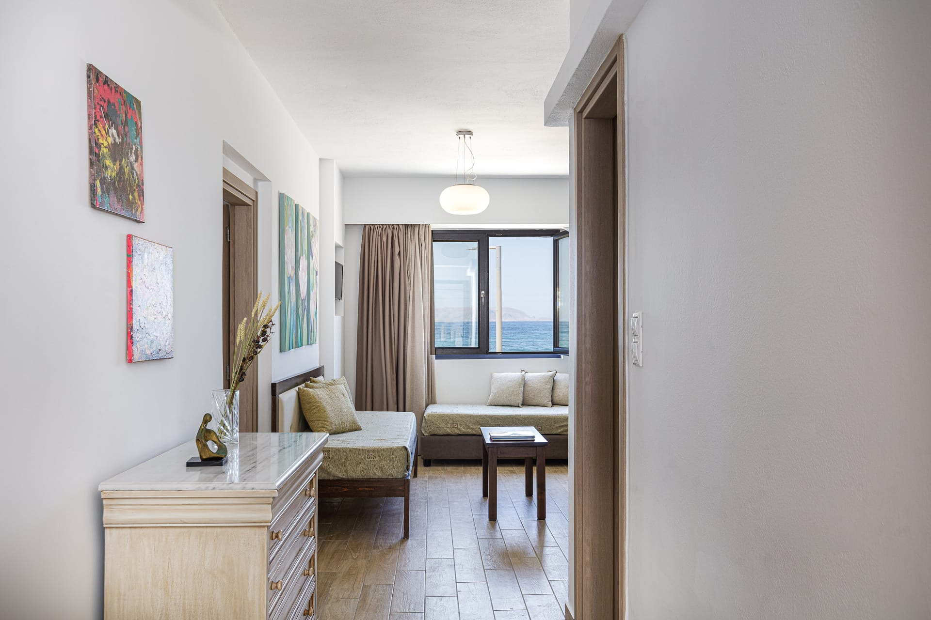 Grand One Bedroom Apartment with Sea View