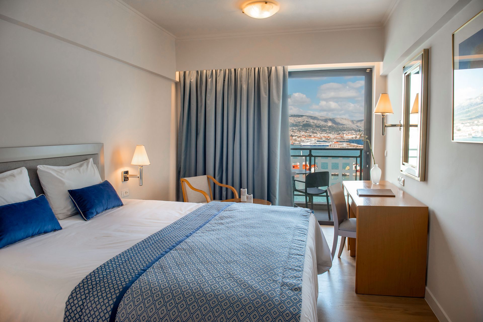 Deluxe room with port view