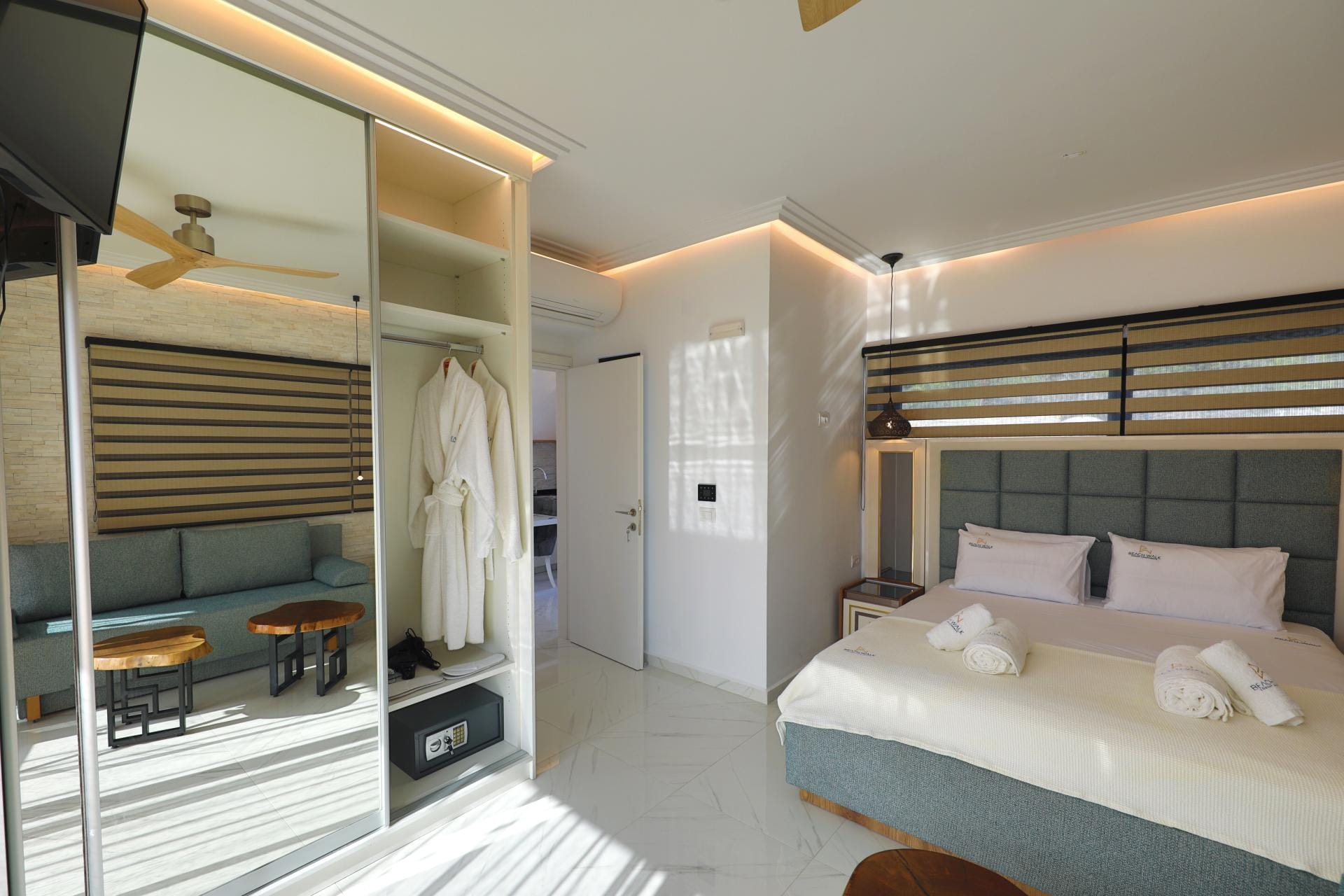 One Bedroom Suite with Pool View & Outdoor Jetted Tub