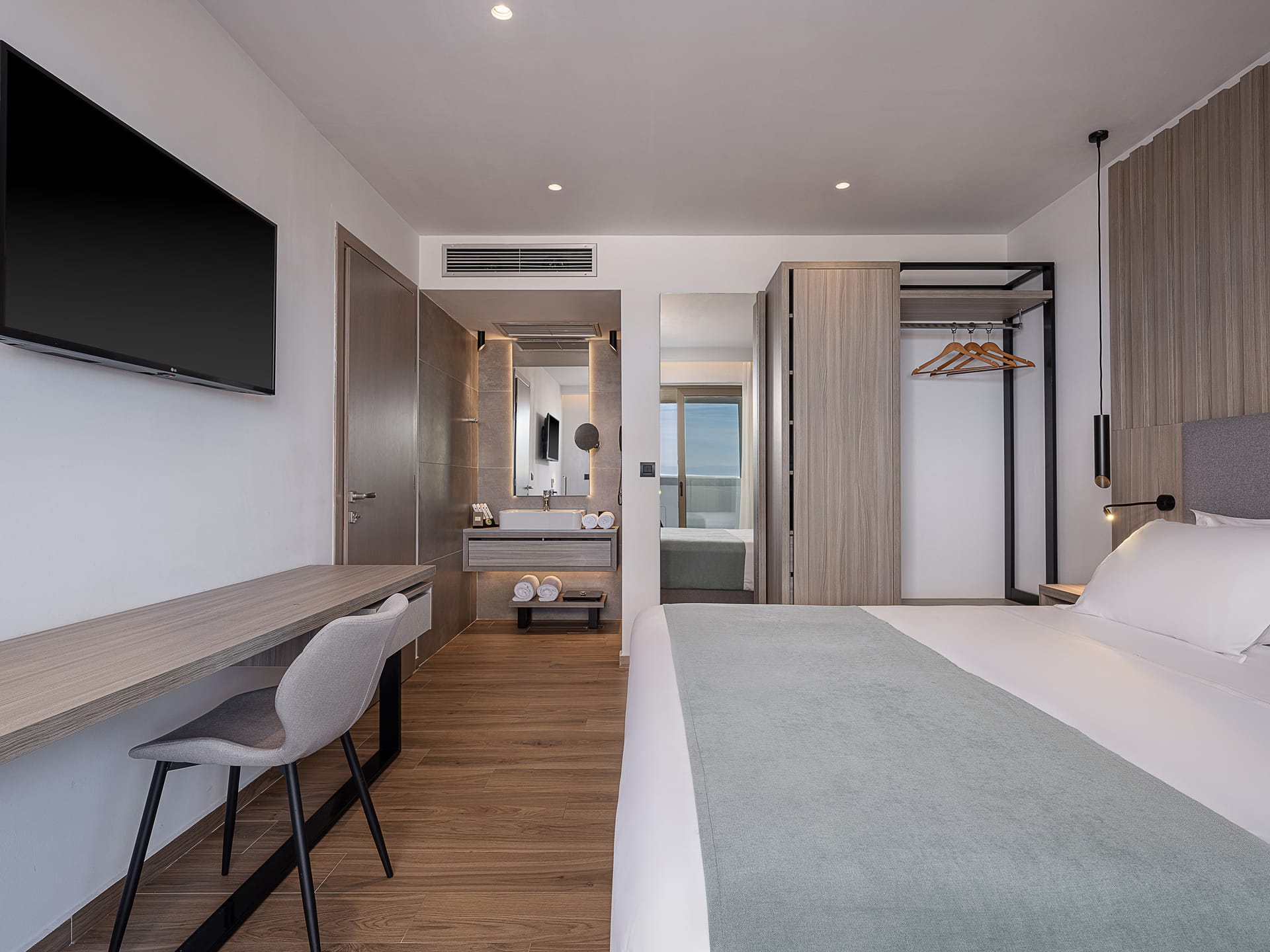 Executive Suite with Private Pool and Mountain View