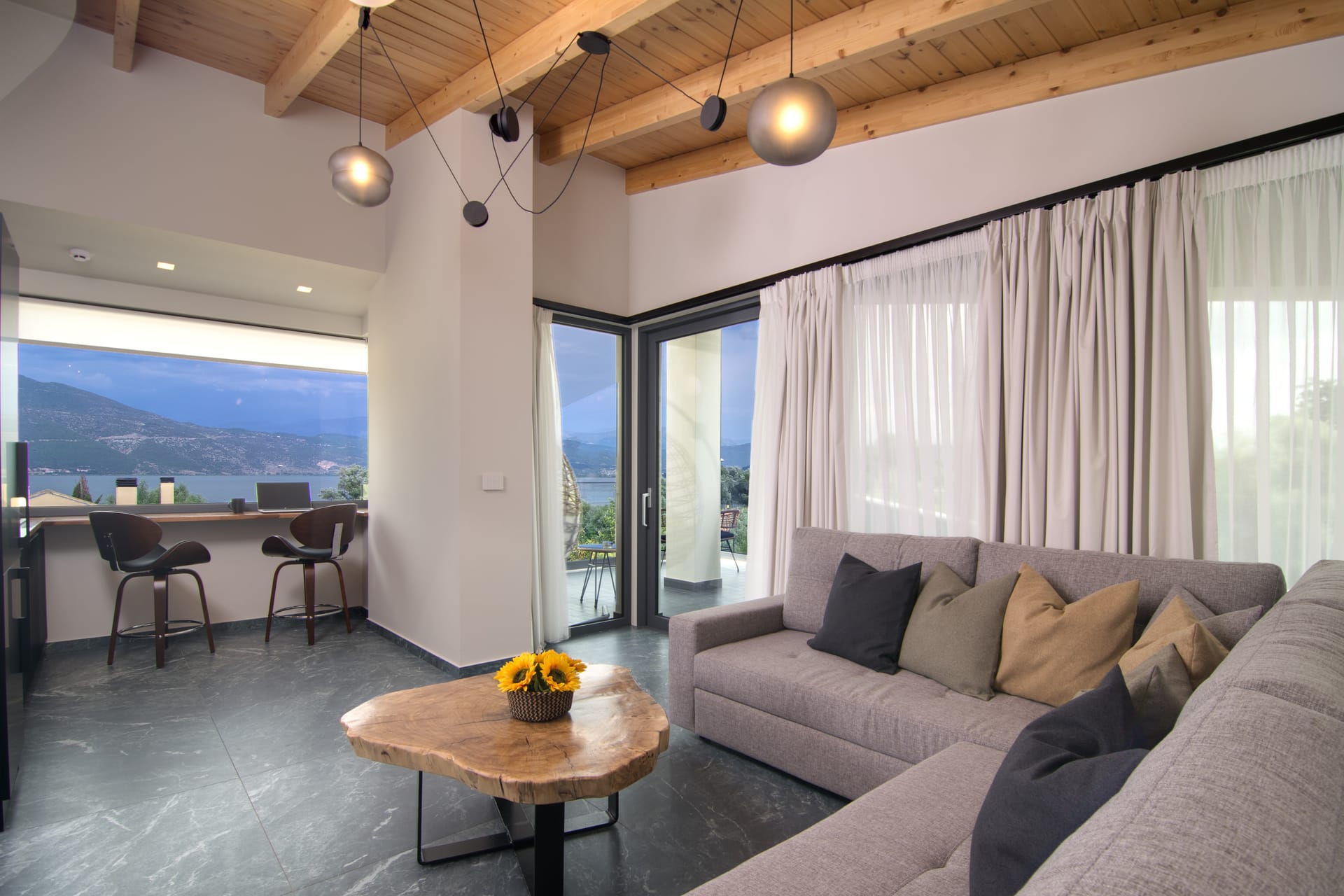 Honeymoon Suite with Outdoor Jacuzzi