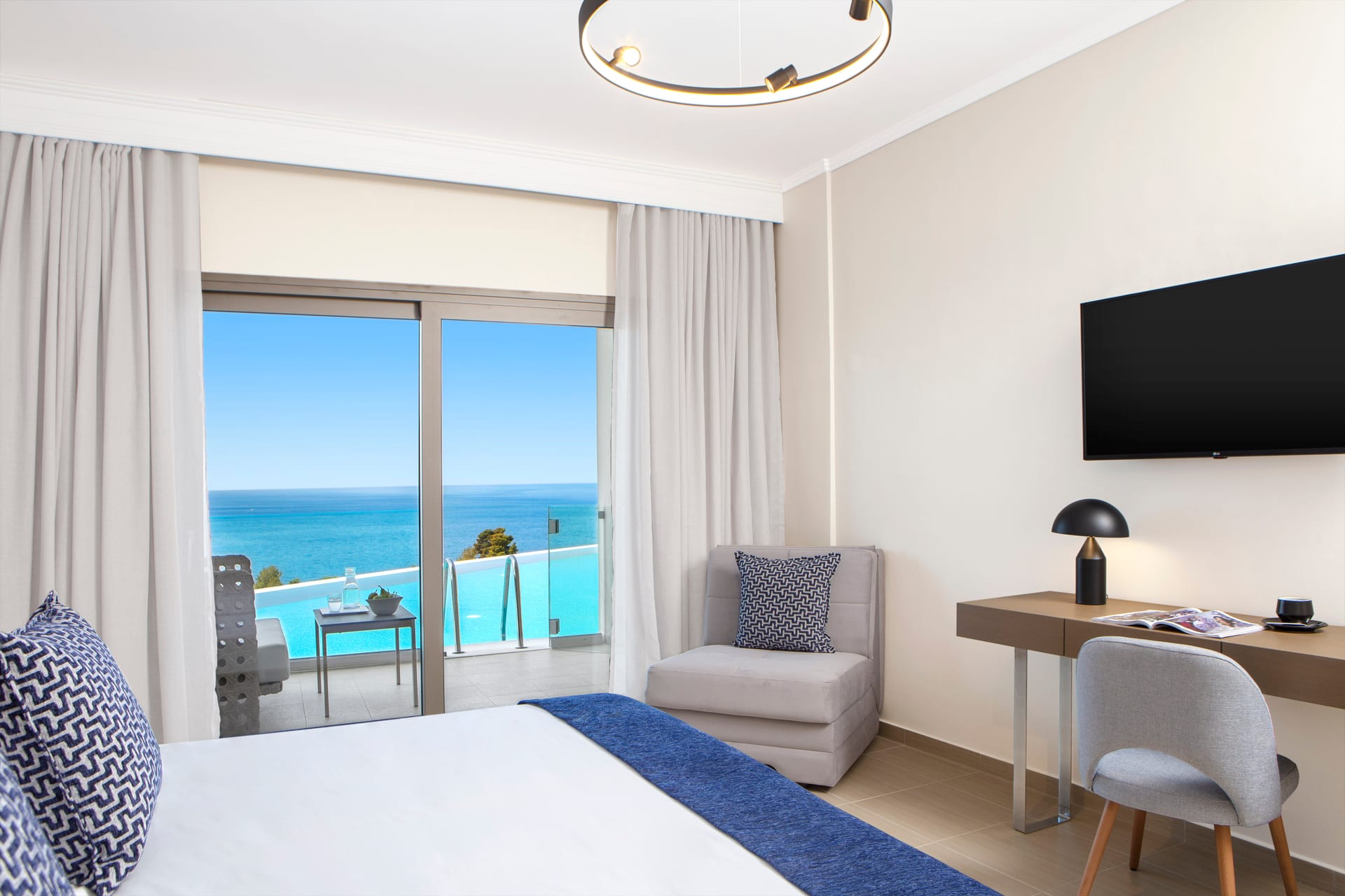 Deluxe Double Room Sharing Pool