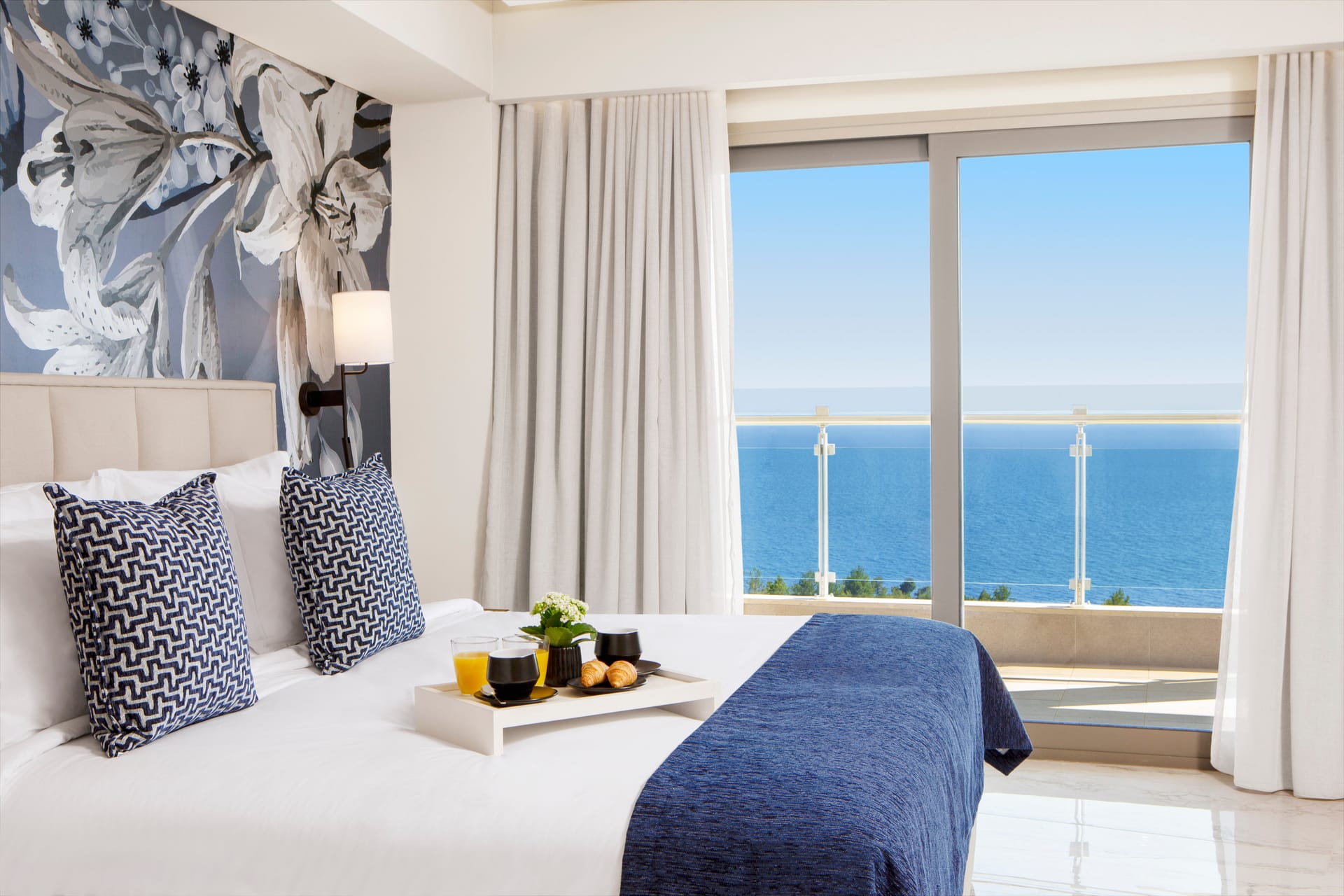 Executive Suite 2 - Bedroom Sea View