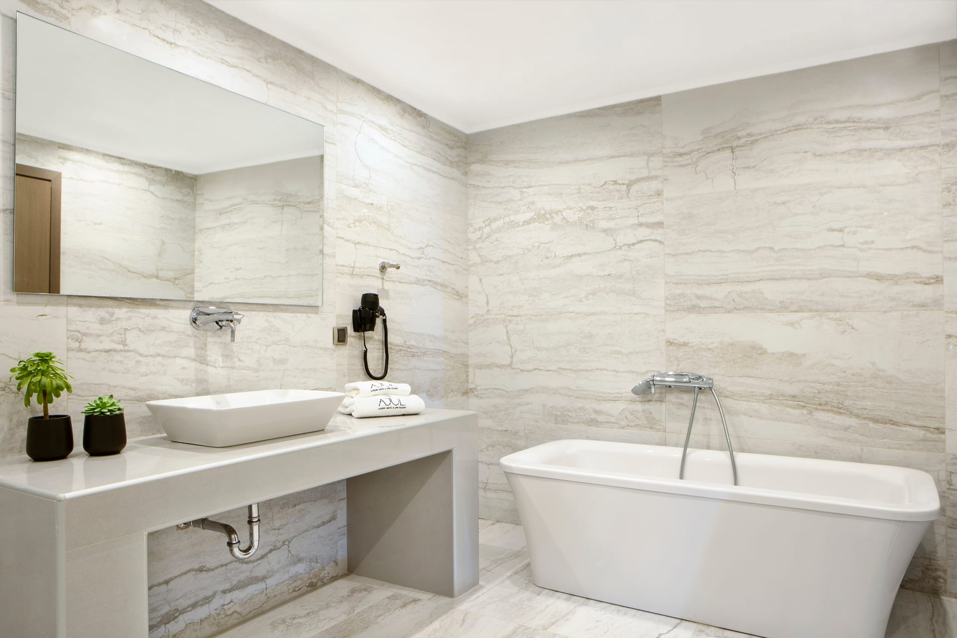 Executive Suite 2 - Bedroom Sea View