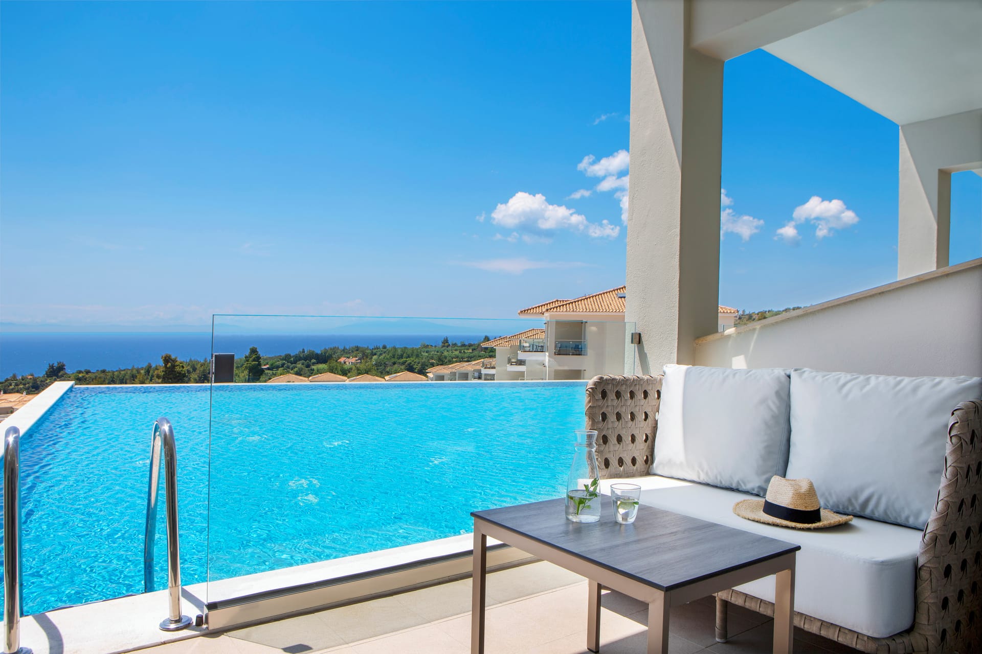 Deluxe Family Room Sharing Pool