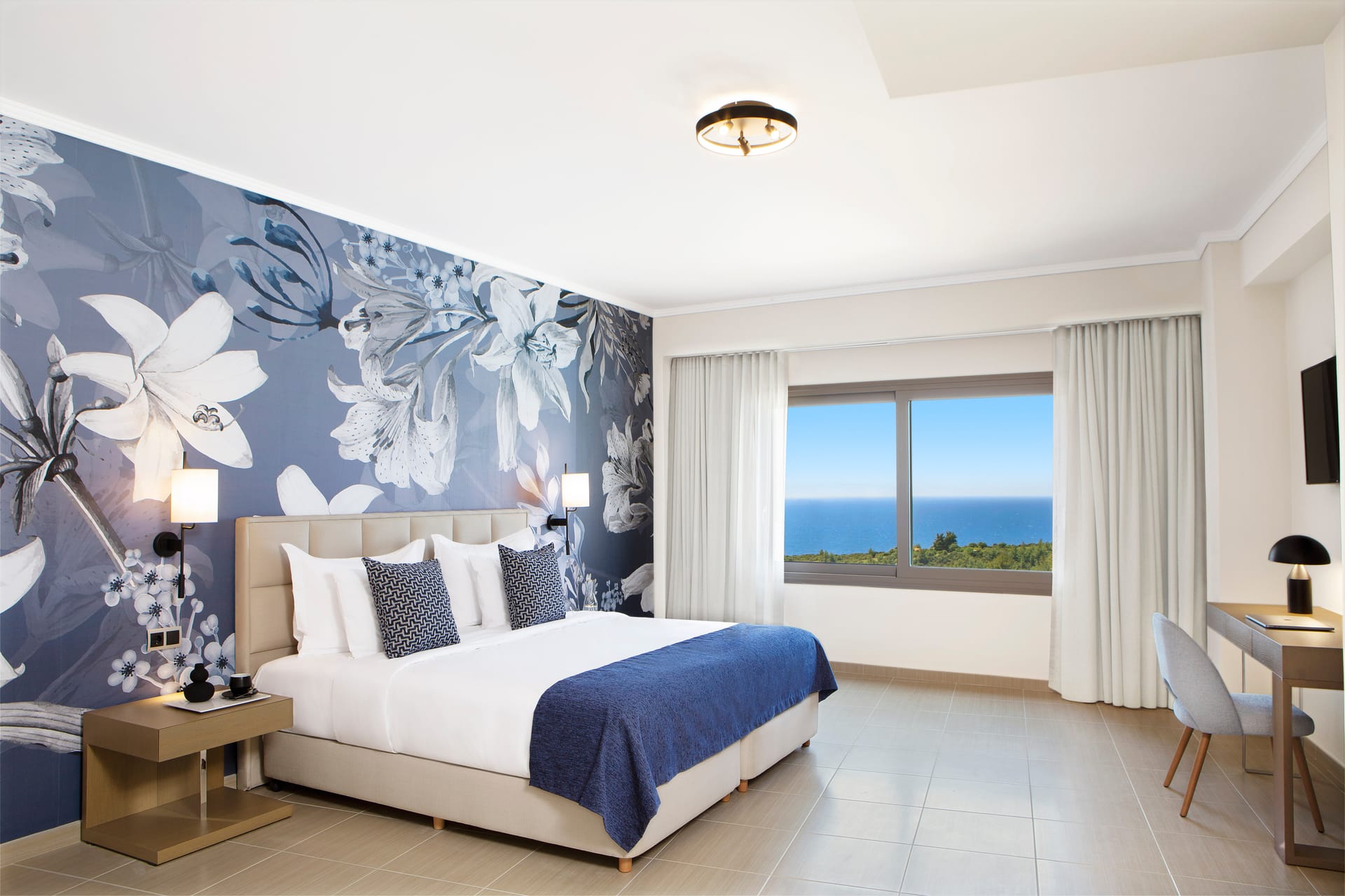 Deluxe Family Room Sharing Pool