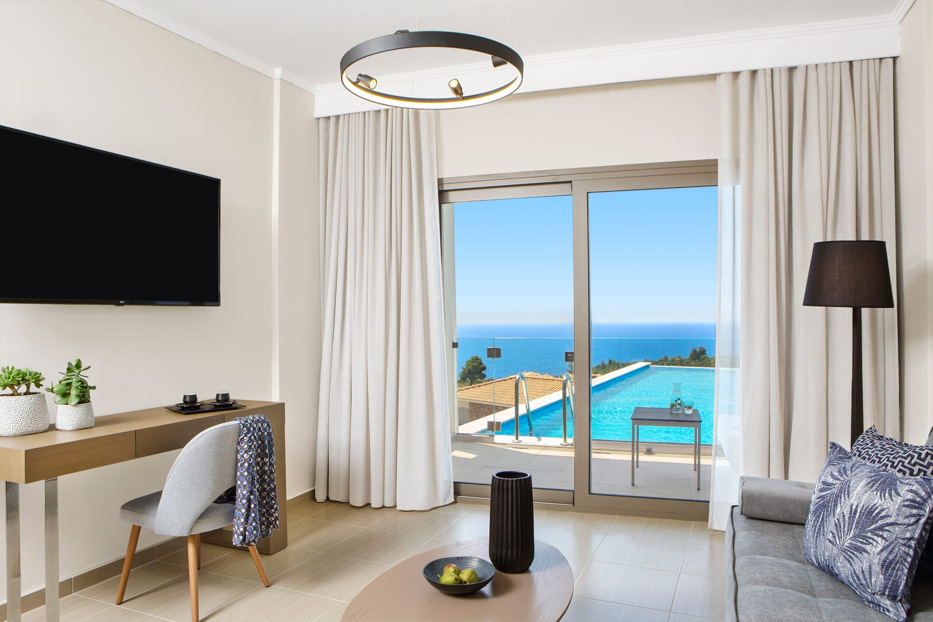 Deluxe Family Room Sharing Pool