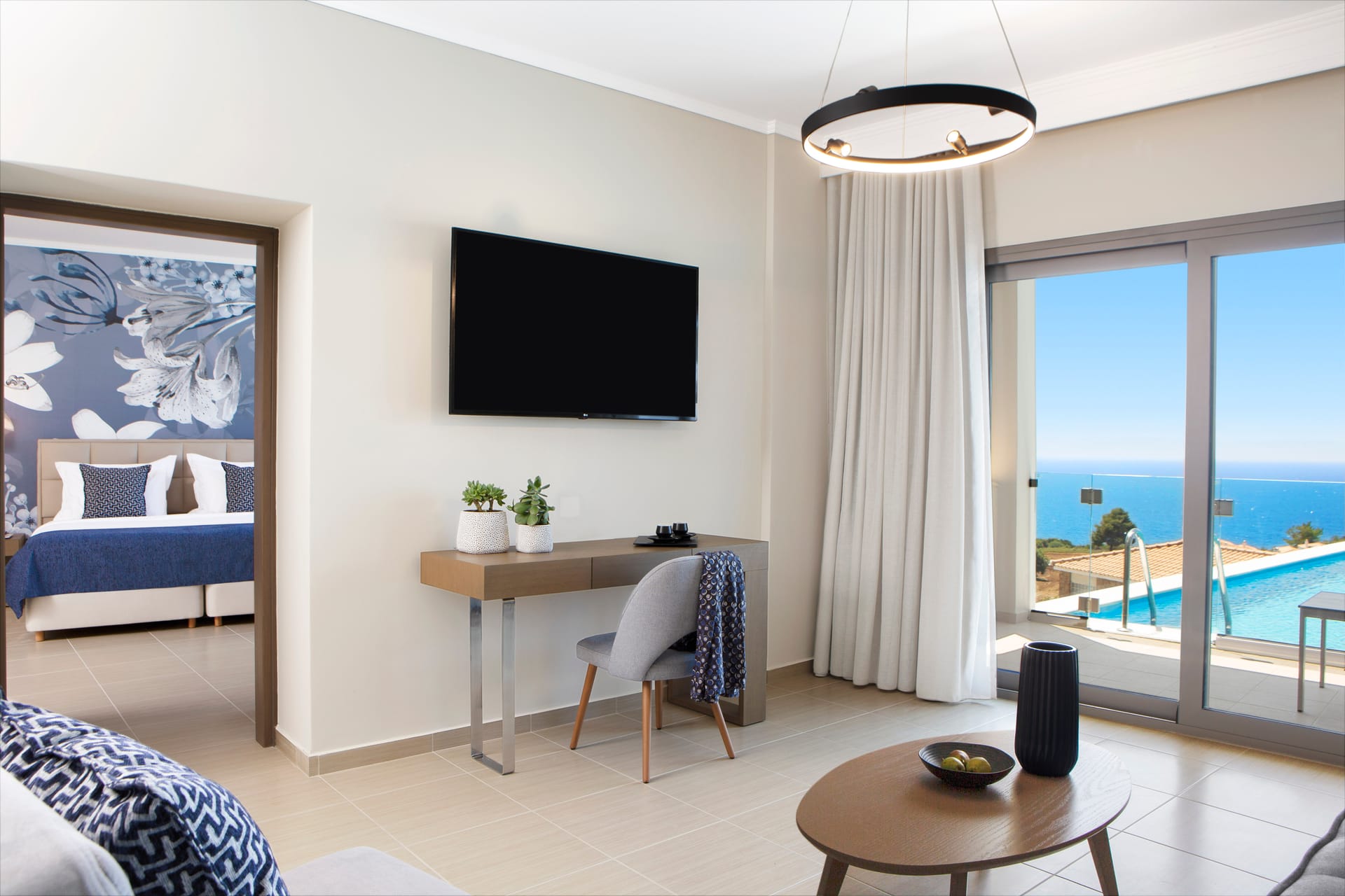 Deluxe Family Room Sharing Pool