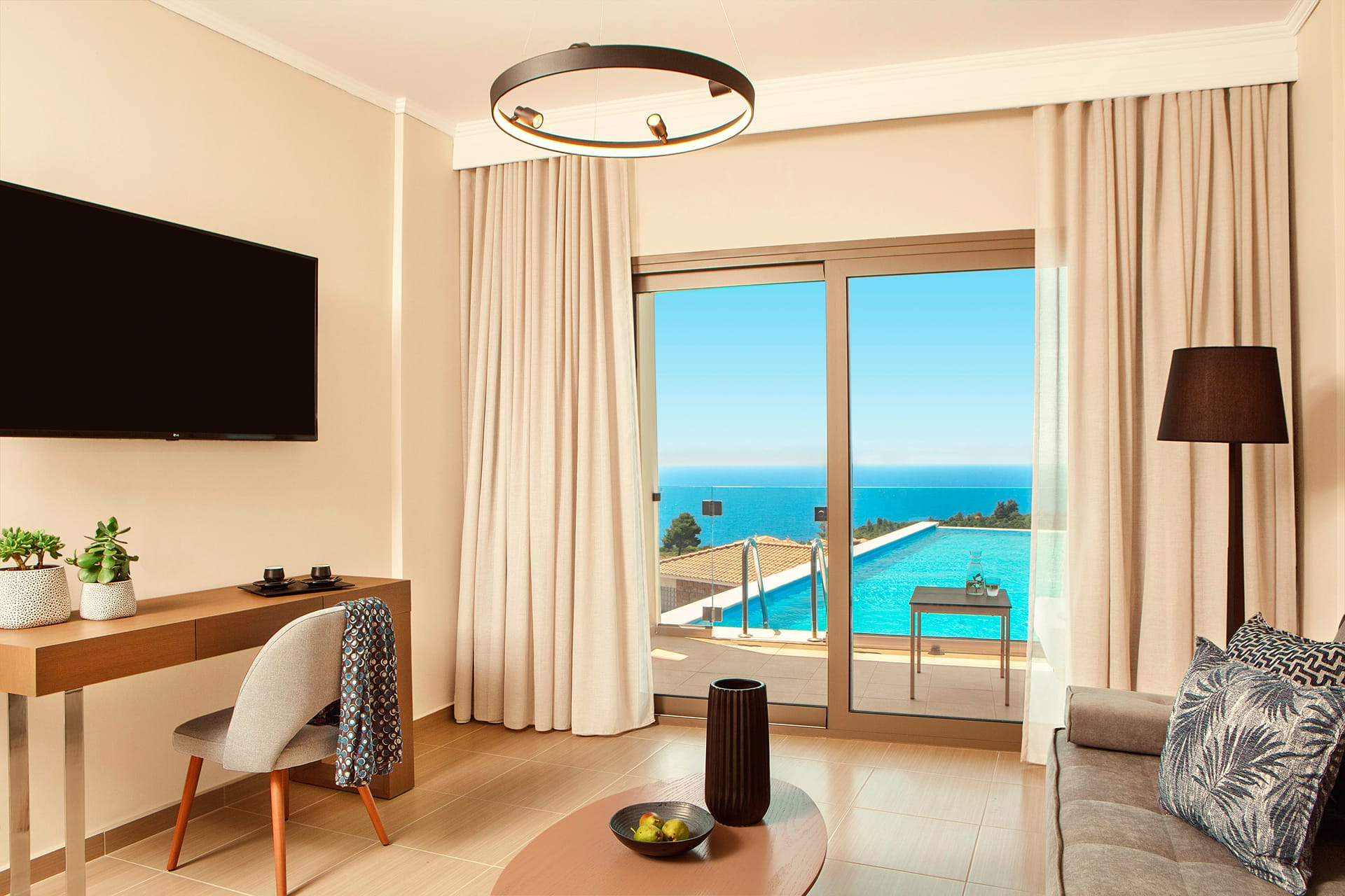 Deluxe Family Room Sharing Pool