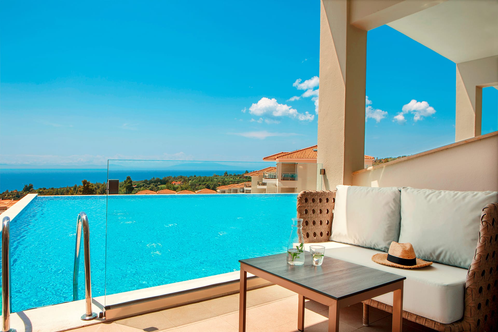 Deluxe Family Room Sharing Pool