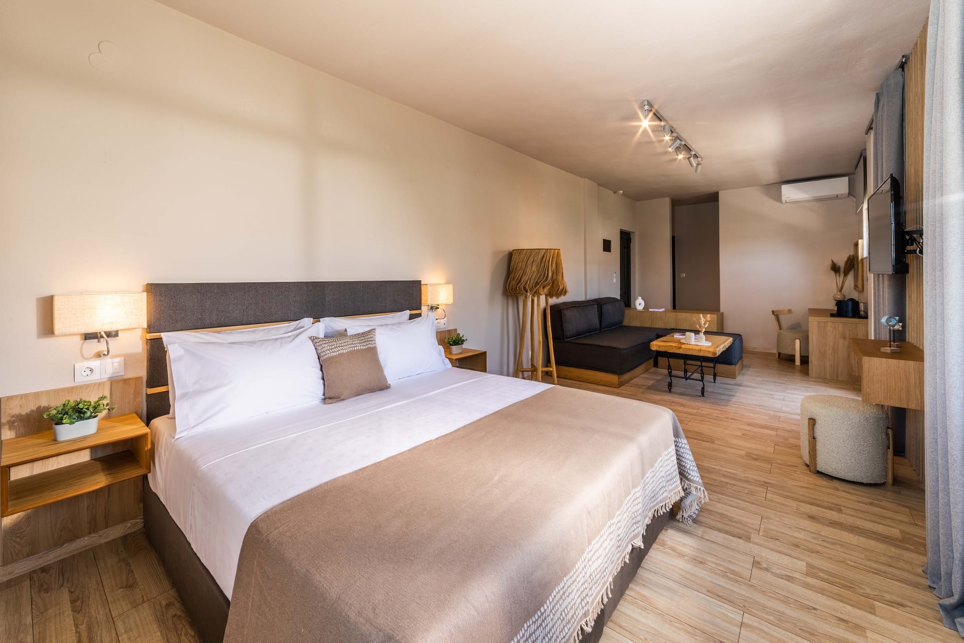 Junior Suite with Side Sea View