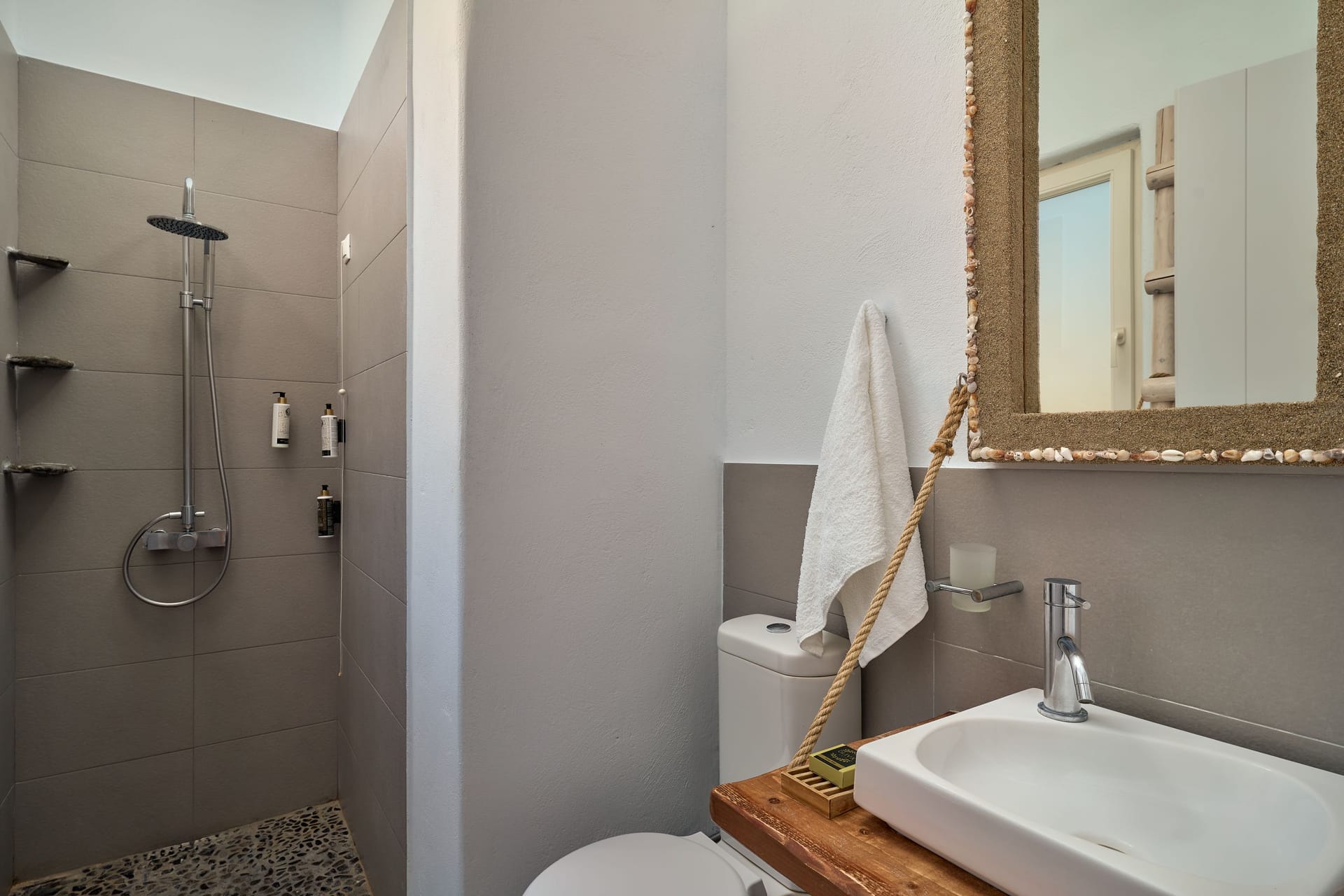 Poolfront Open Plan Suite with Sea View 40m²