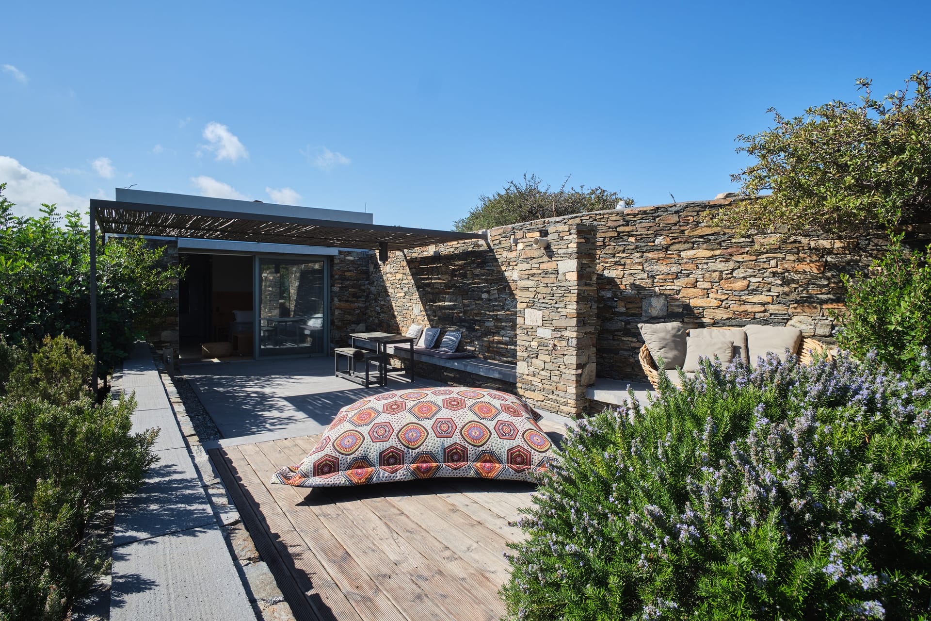 Cozy Retreat with Sea Views