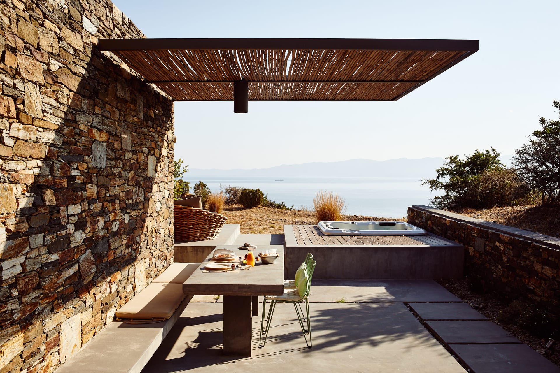 Sunrise Retreat with outdoor Hot Tub & Sea Views