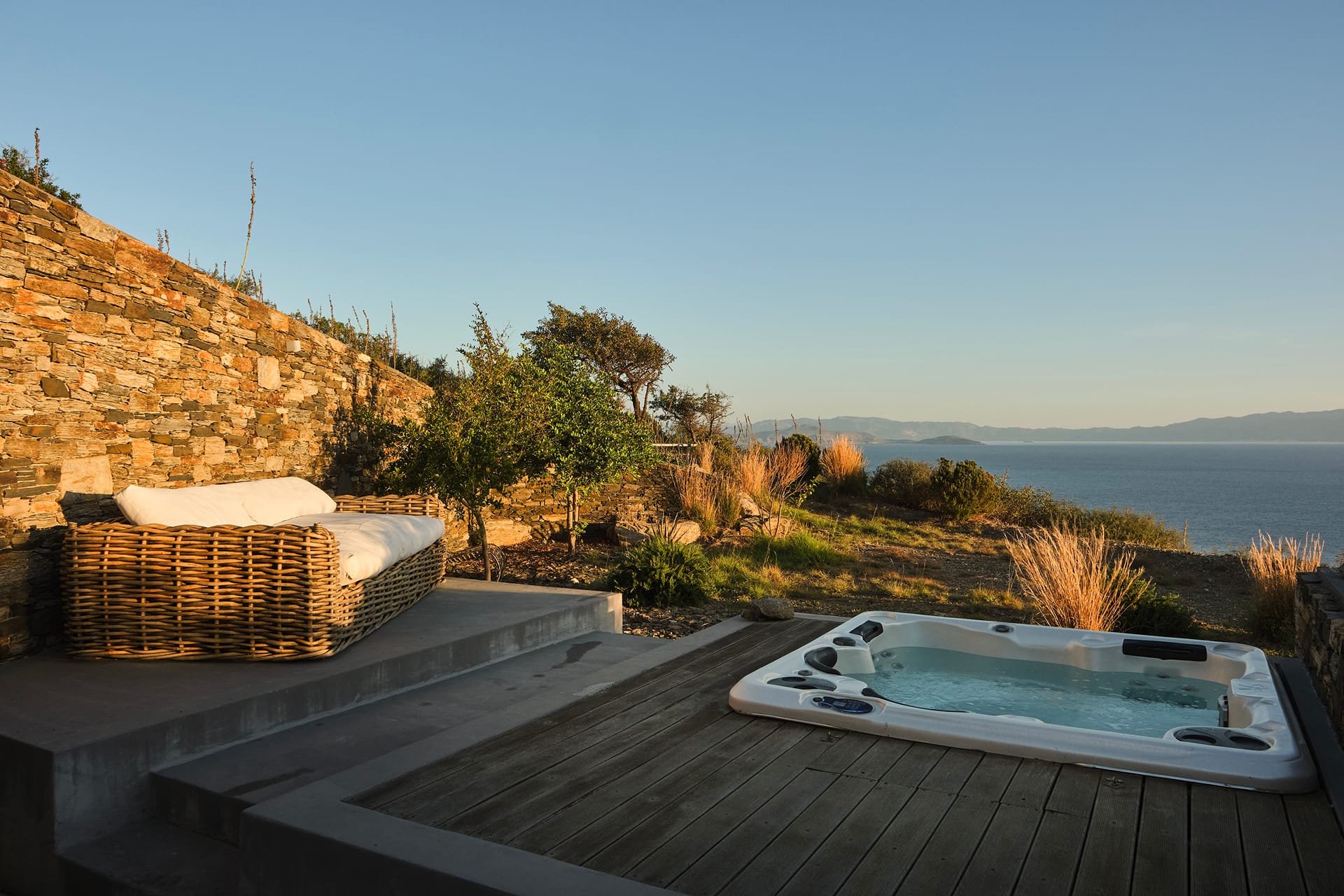 Sunrise Retreat with outdoor Hot Tub & Sea Views