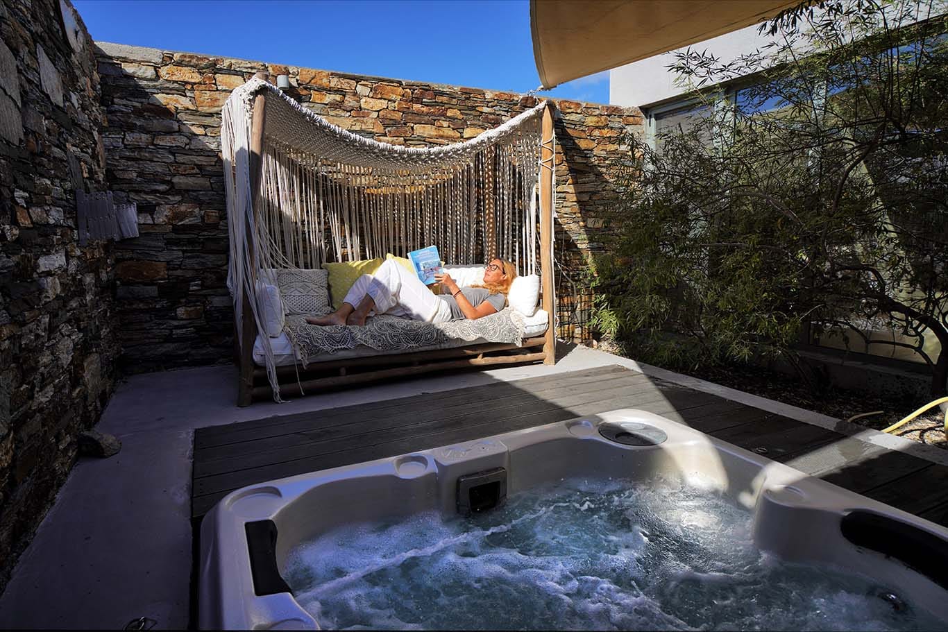 Valley Retreat with courtyard Hot Tub &amp; Sea Views