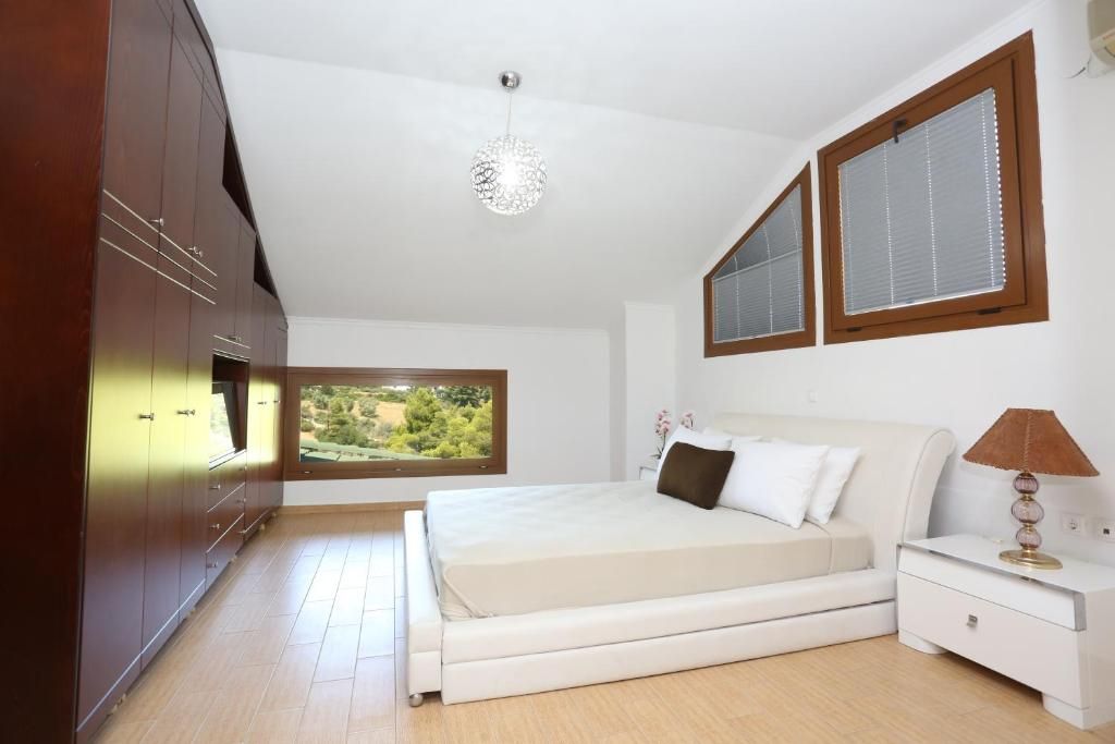 Villa 1 &amp; apartment - 5 + 1 BEDROOMS