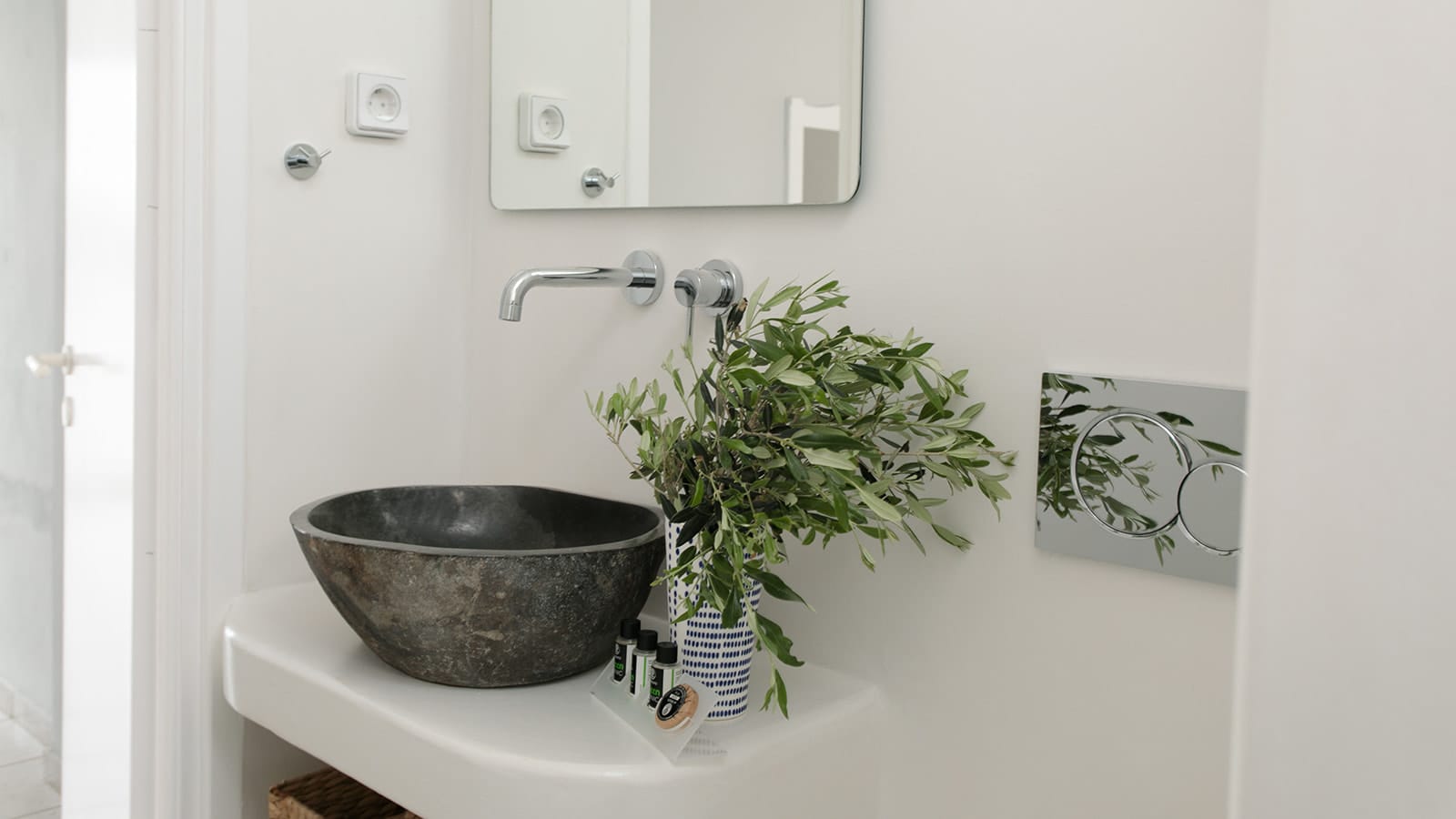 Family Apartment  of 5 guests on Medium Floor with Balcony partial Sea  View