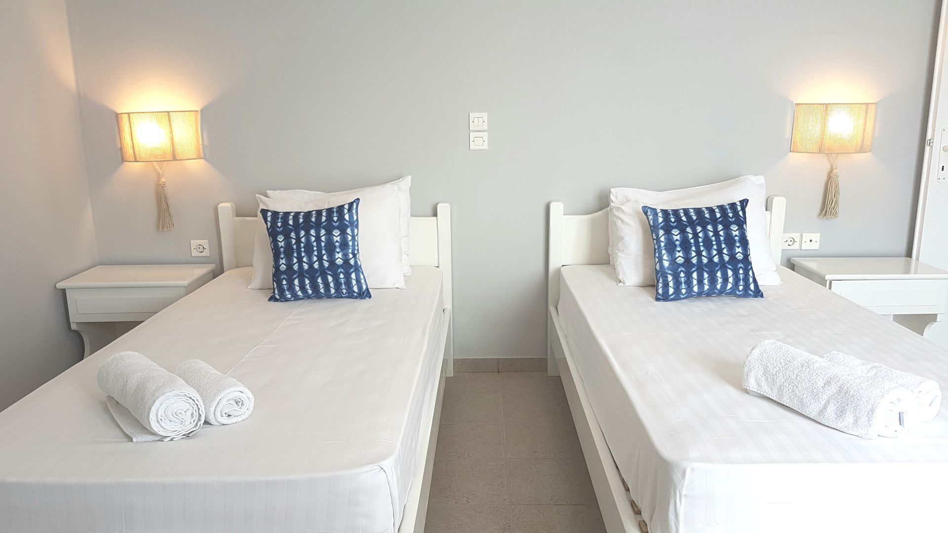 Family Apartment of 4 guests on top Floor with Balcony partial Sea View