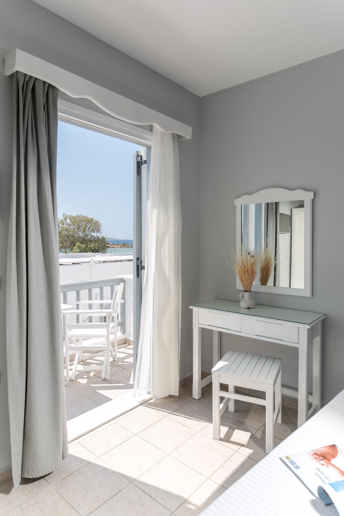 Family Apartment of 4 guests on top Floor with Balcony partial Sea View