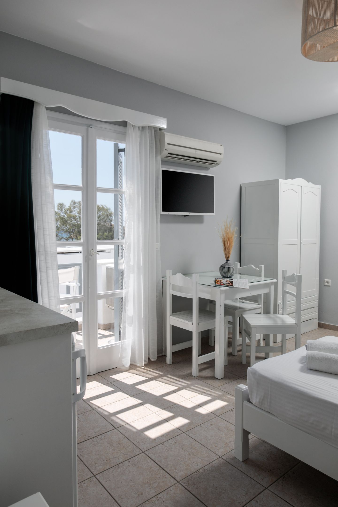 Family Apartment of 4 guests on top Floor with Balcony partial Sea View