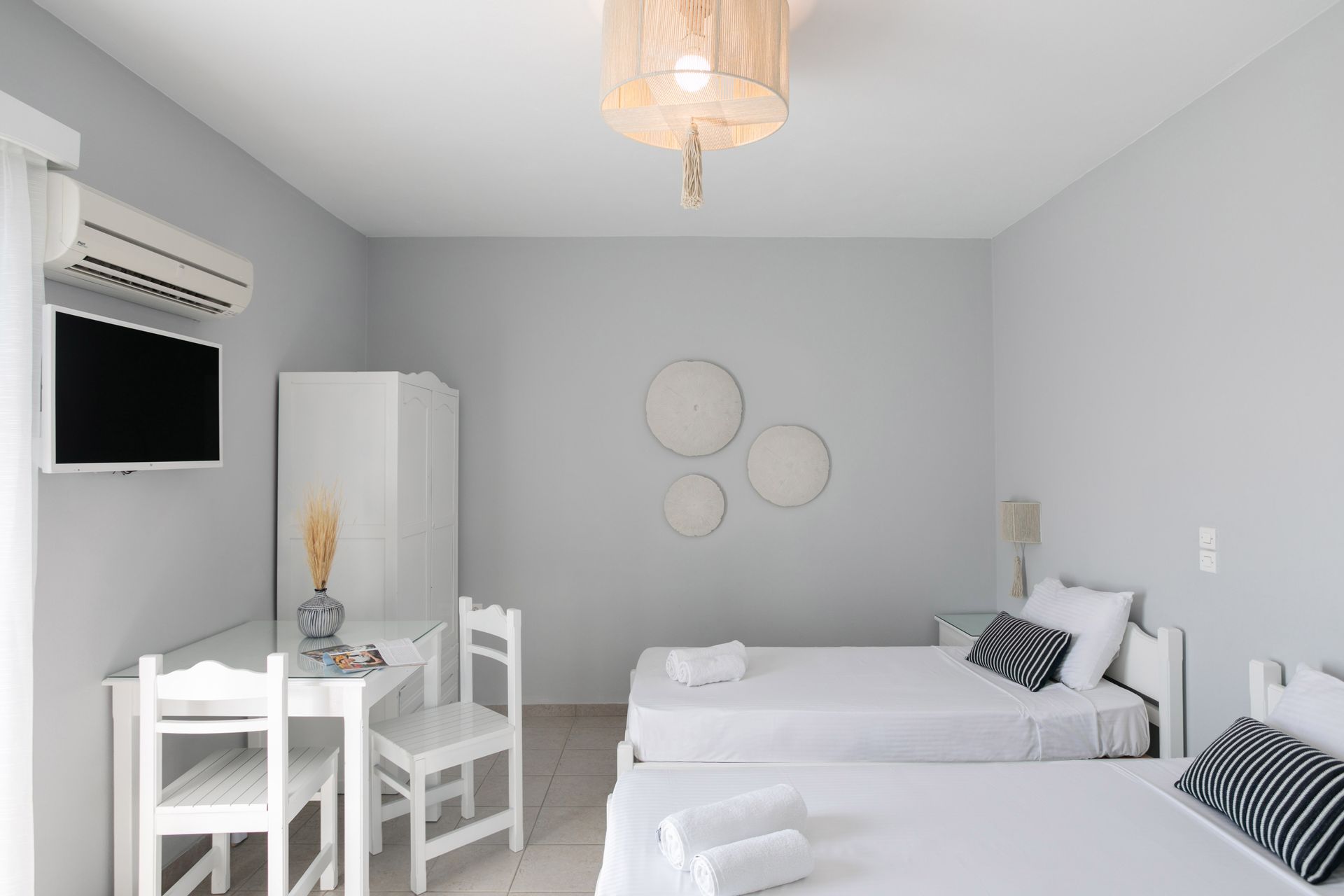 Family Apartment of 4 guests on top Floor with Balcony partial Sea View