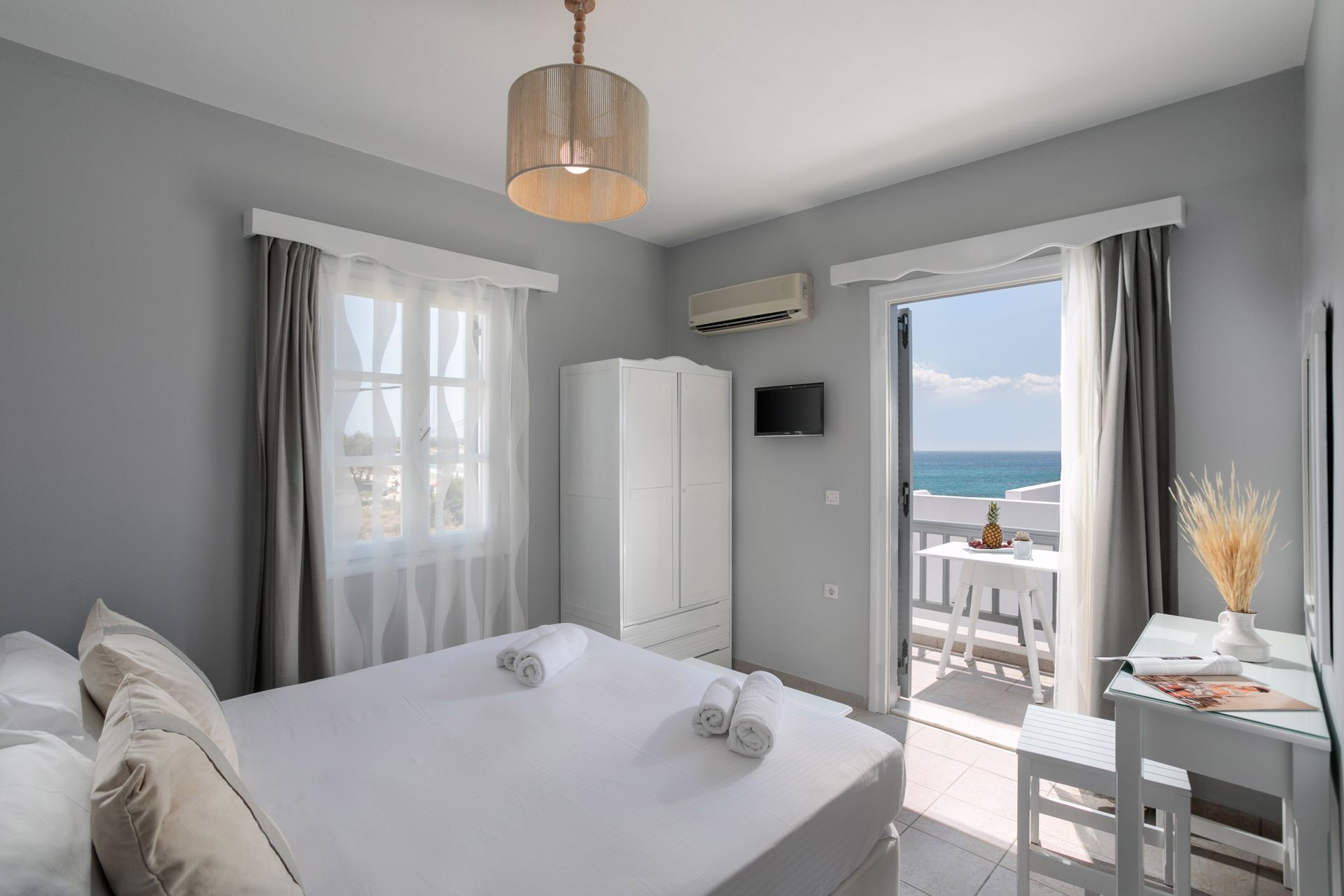 Family Apartment of 4 guests on top Floor with Balcony partial Sea View