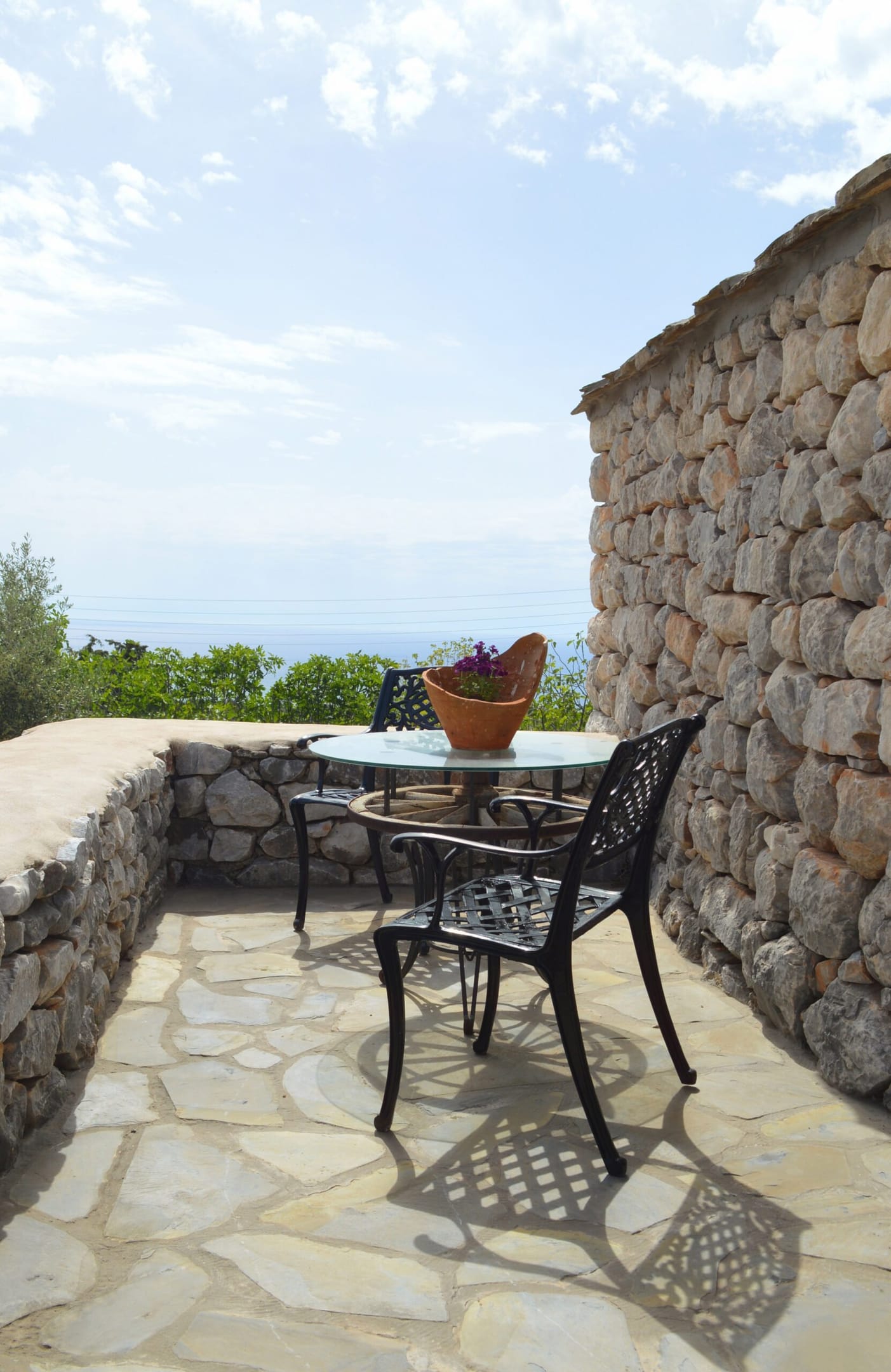 Megalithiko (Big-stone) Multi-level suite with mountain view and sea view