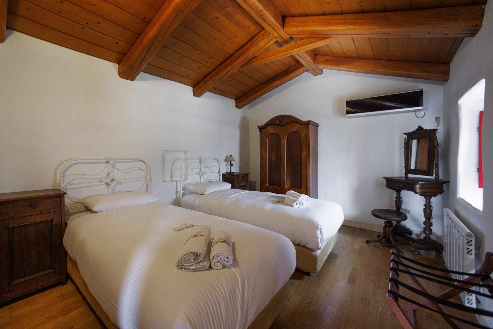 Megalithiko (Big-stone) Multi-level suite with mountain view and sea view