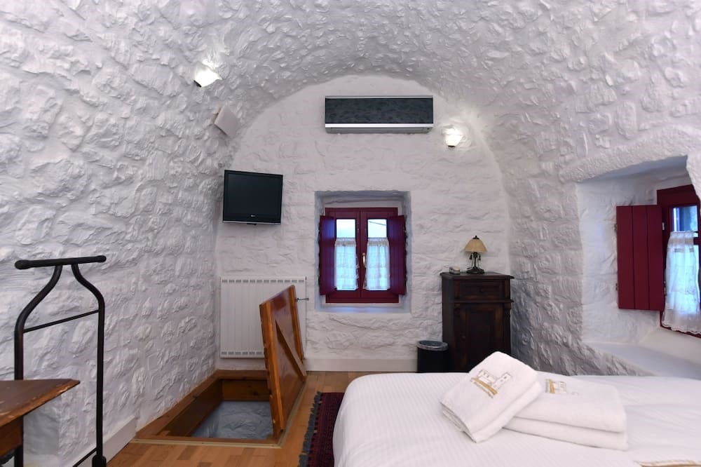 Polemopyrgos (War tower) Τwo-bedroom suite with sea and mountain view