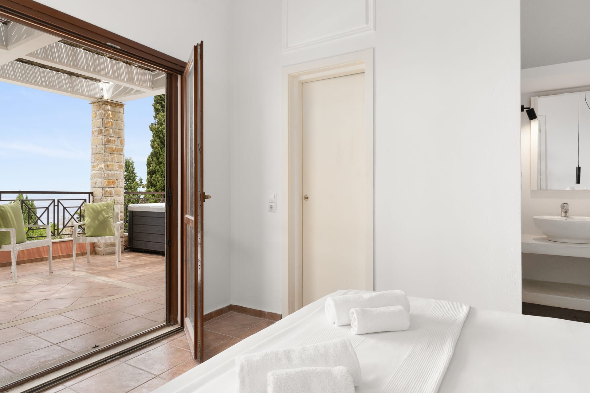 2 Bedroom Suite Sea View with Jetted Tub